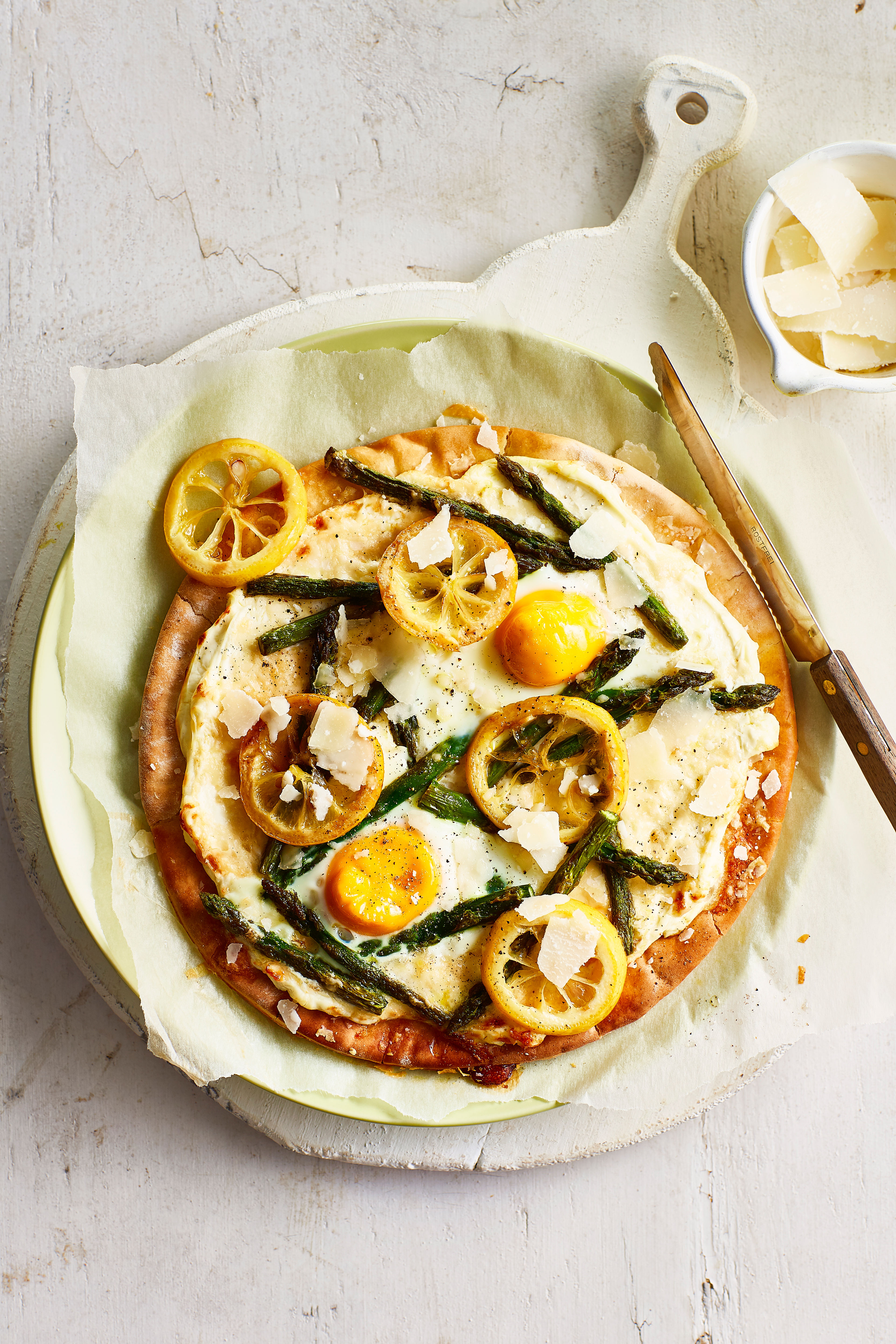 Pizza bianca met citroen, ei en asperge