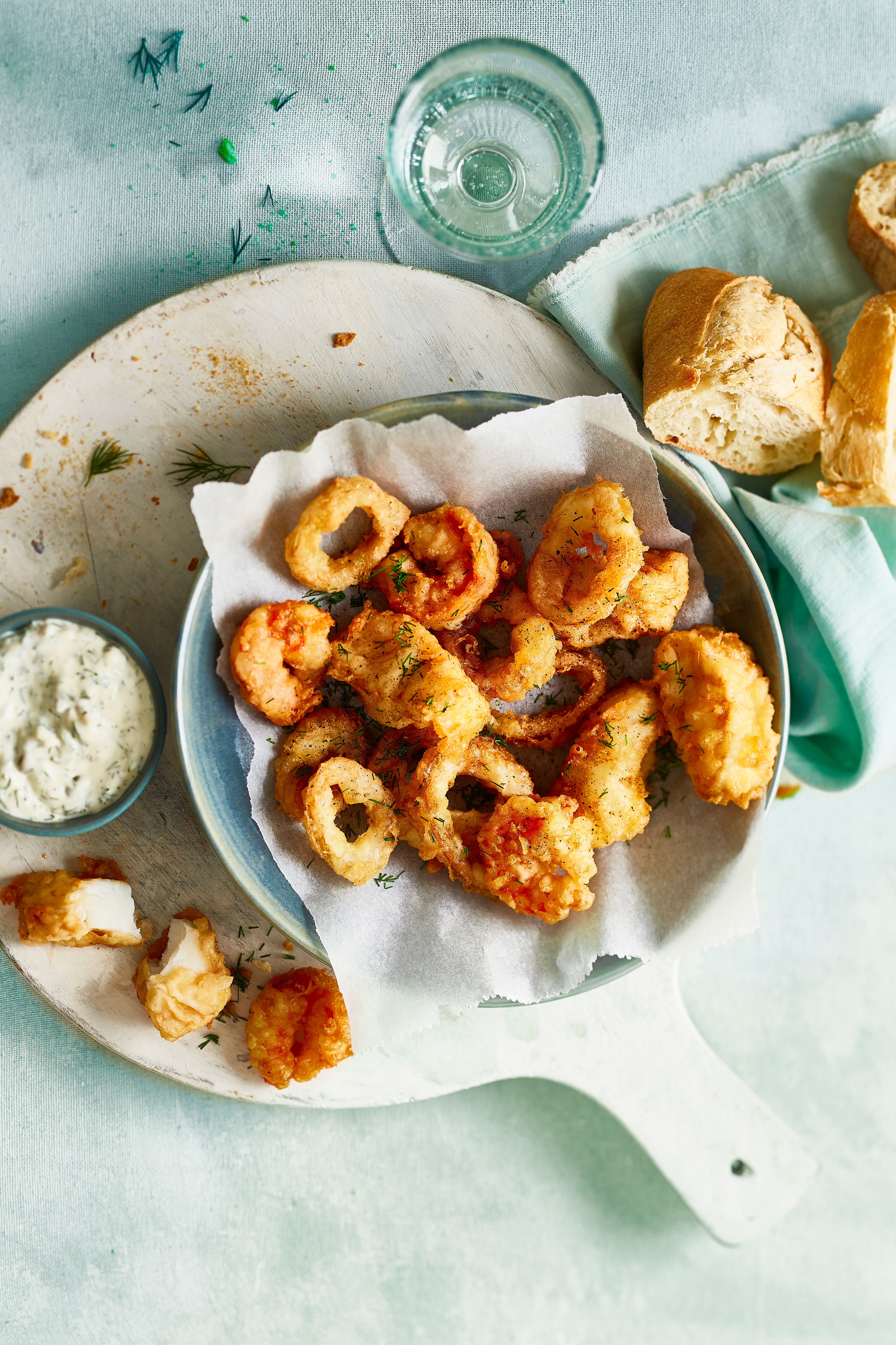 Gemengde gefrituurde vis met dillesaus