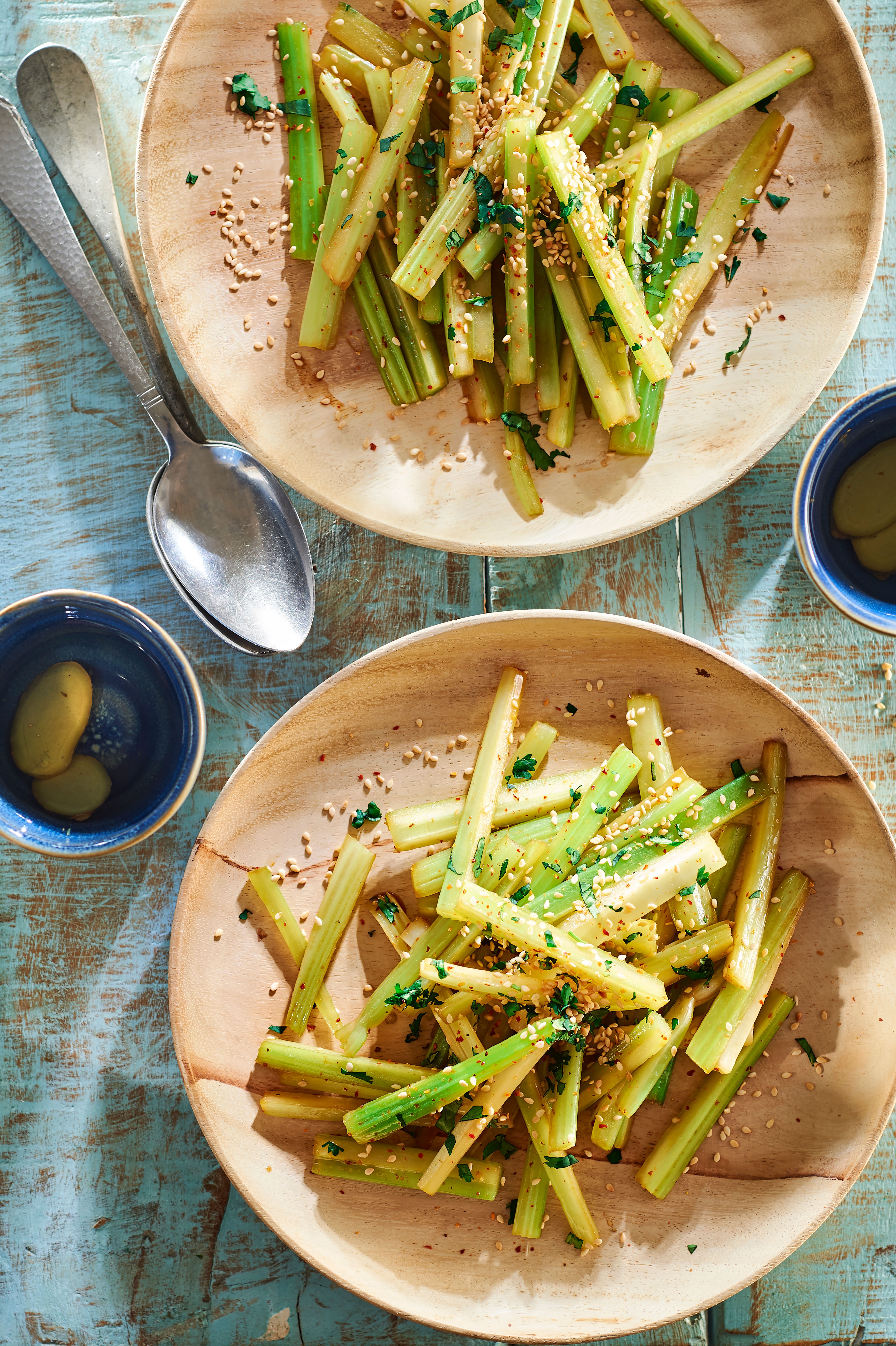 Gewokte bleekselderij met sojasaus en sesam