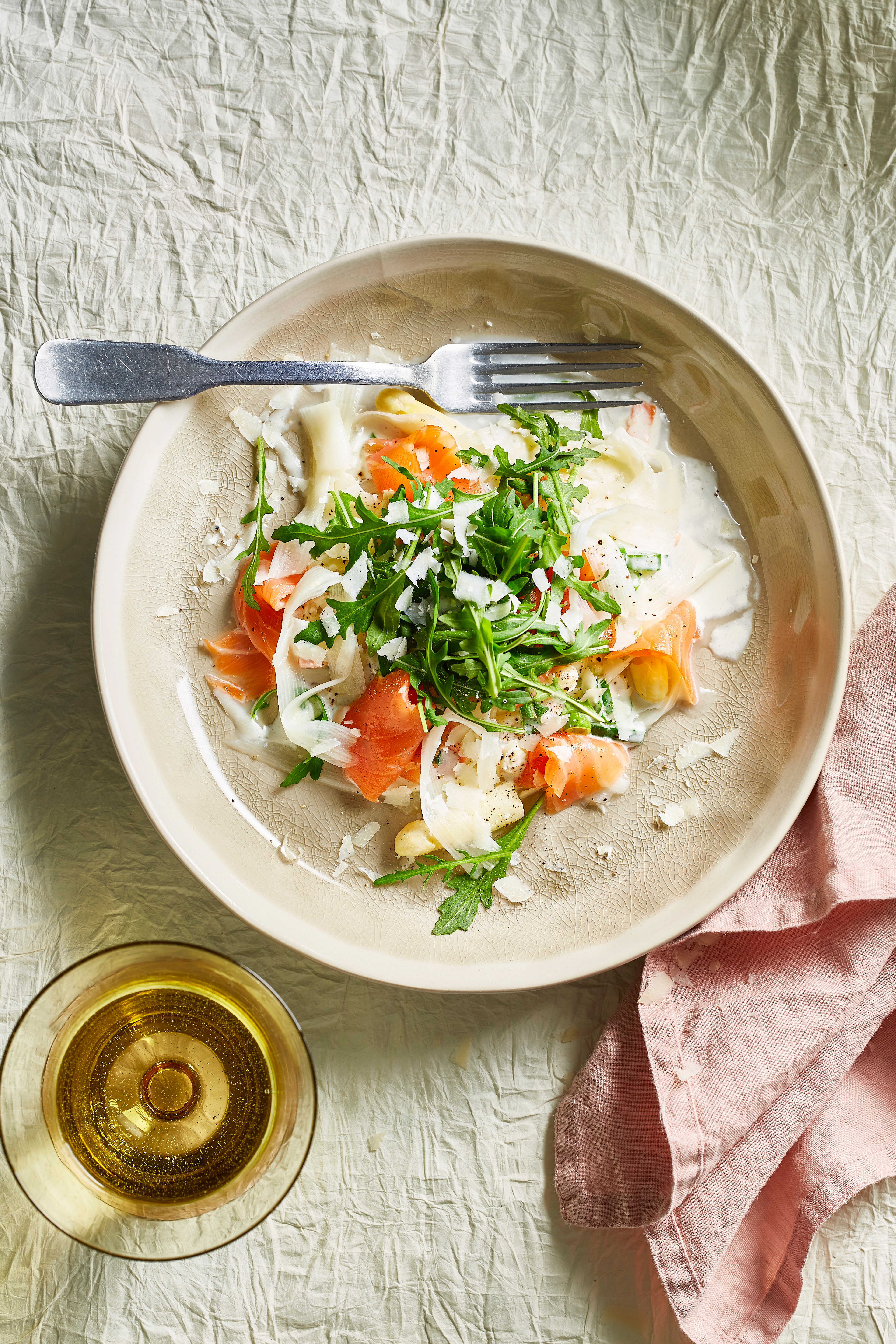 Tagliatelle van asperges met gerookte zalm en Parmezaanse kaas