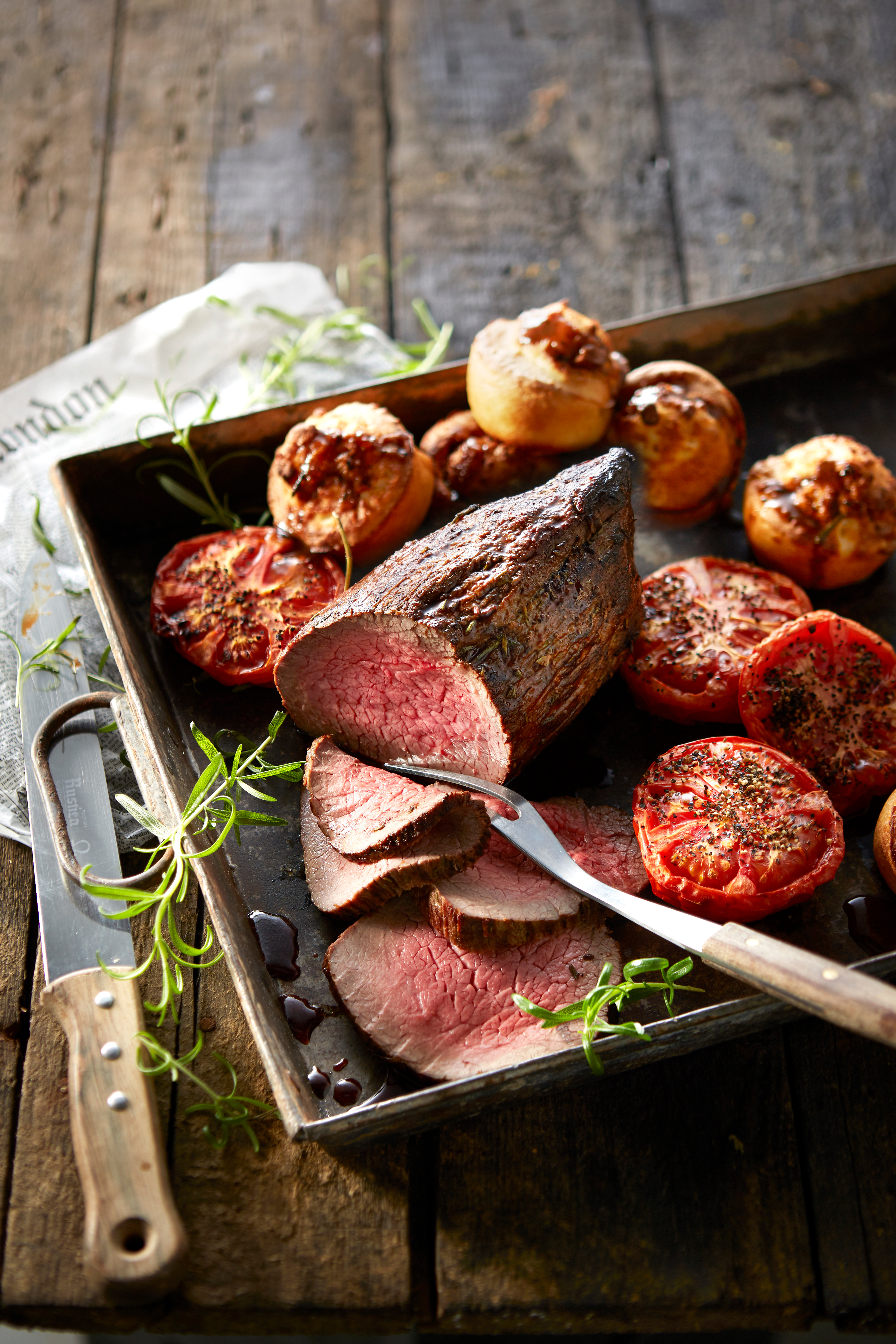 Roast beef met Yorkshire pudding en gepofte tomaten