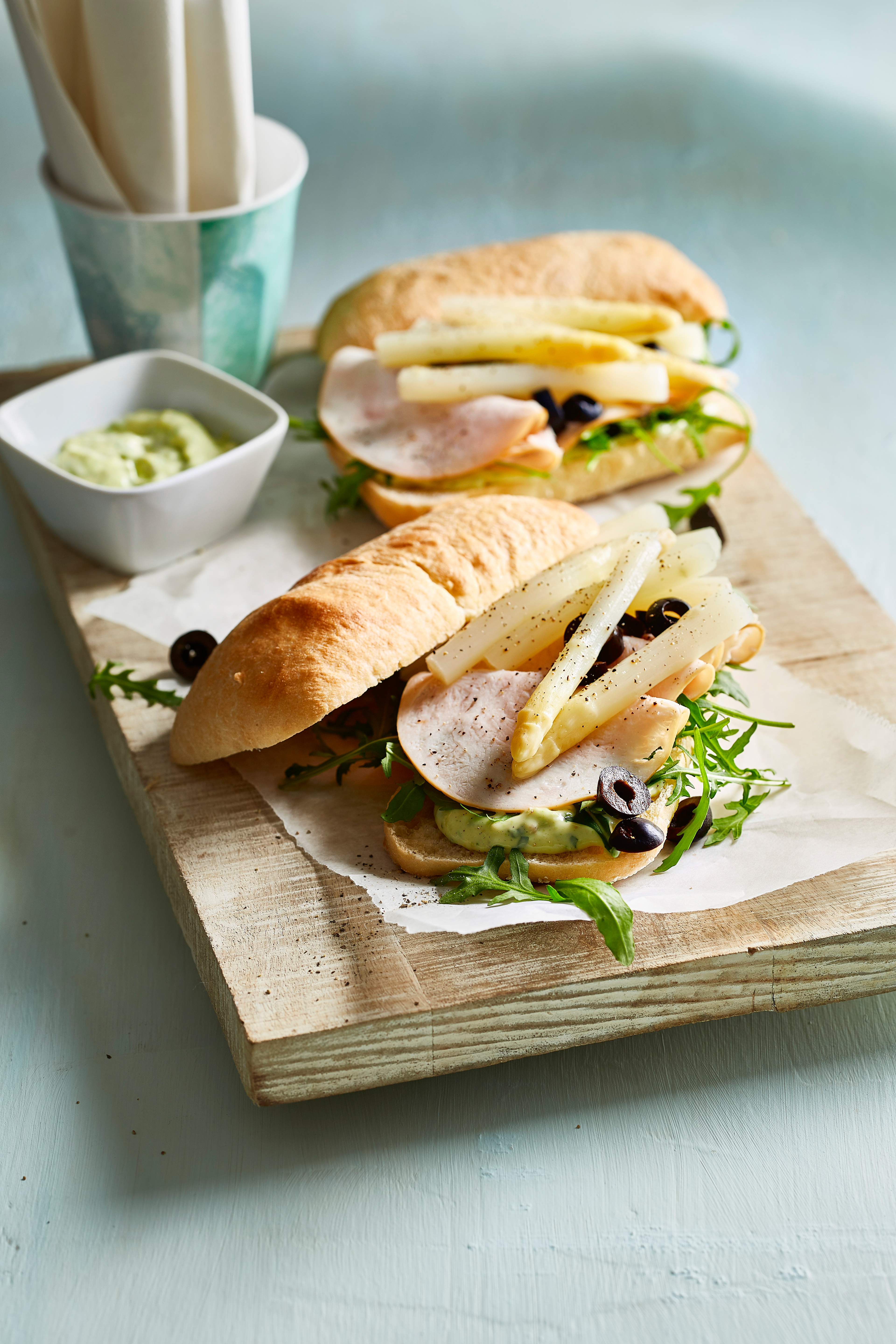 Ciabatta met asperges, gerookte kip en basilicummayonaise