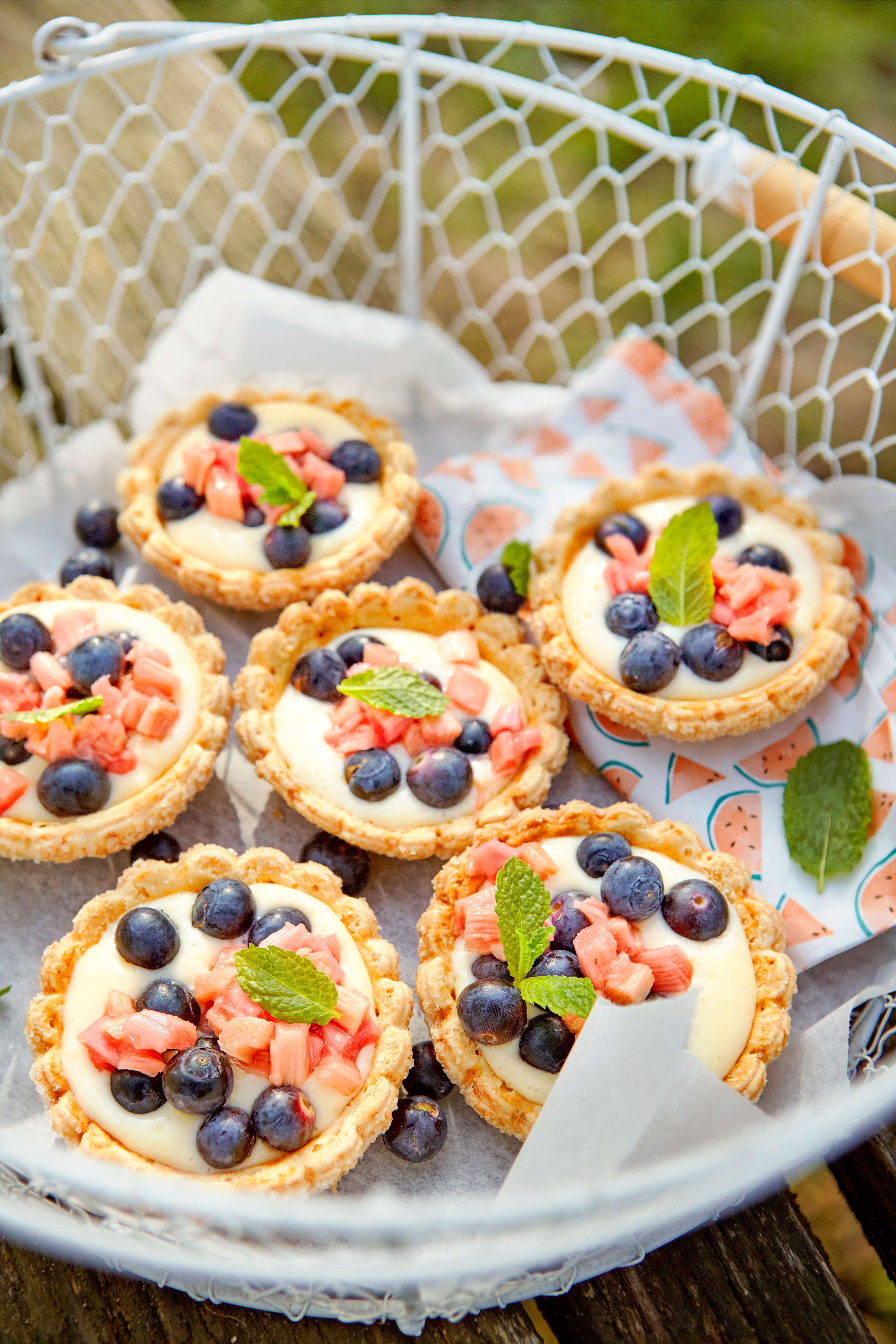 Tartelettes met rabarber en blauwe bessen