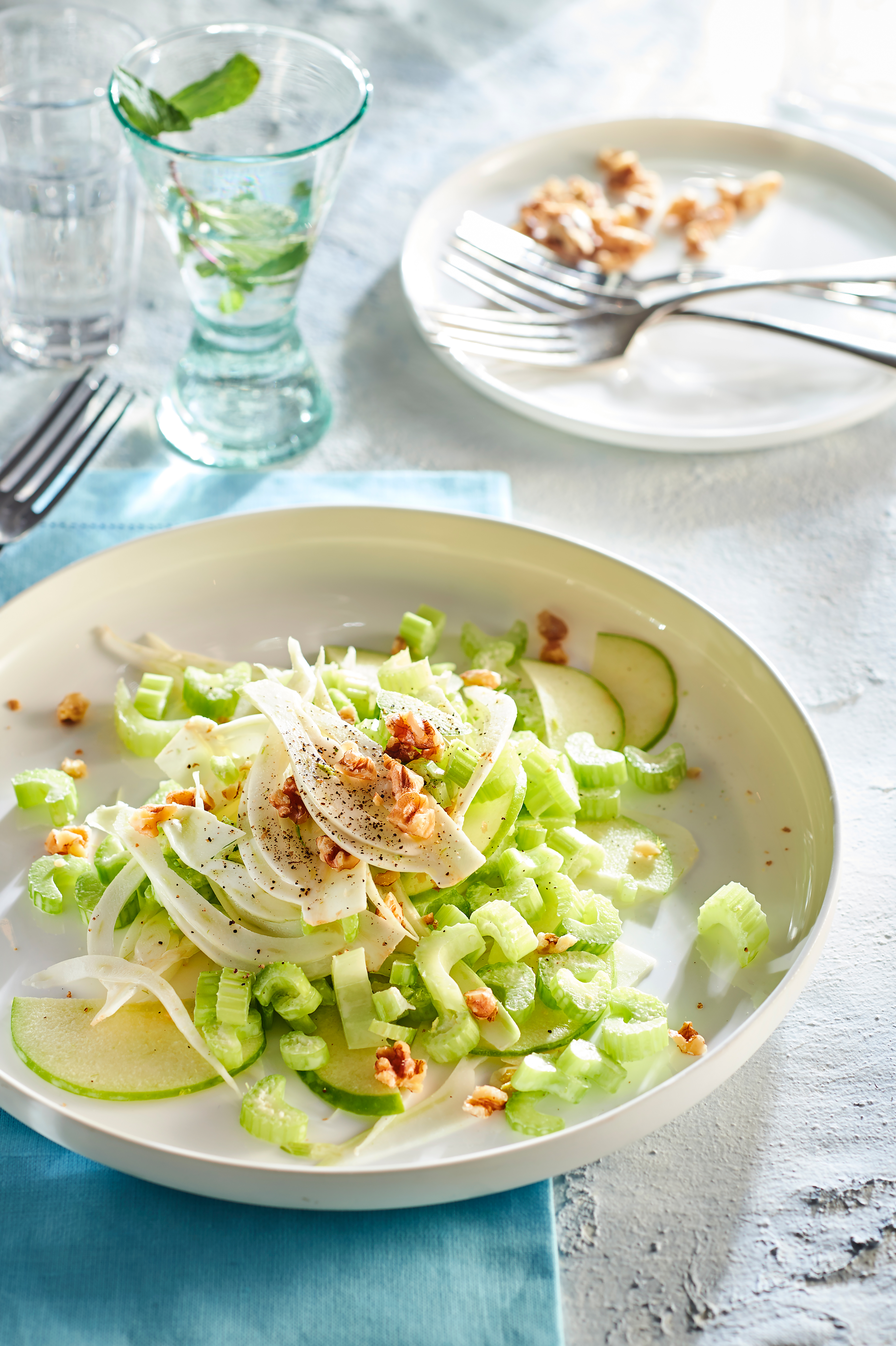 Bleekselderijsalade met venkel en appel