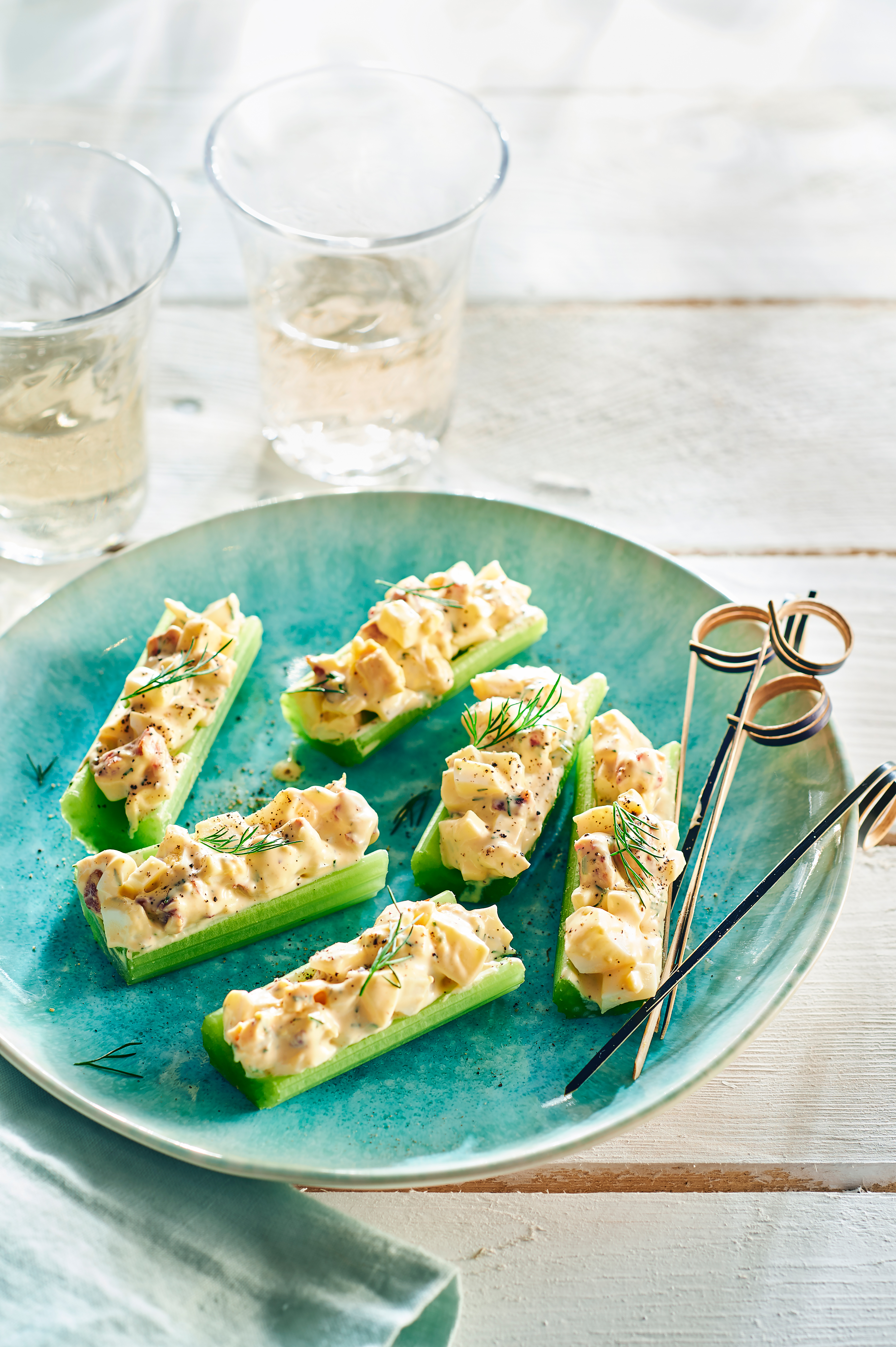 Bleekselderijbootjes met eiersalade