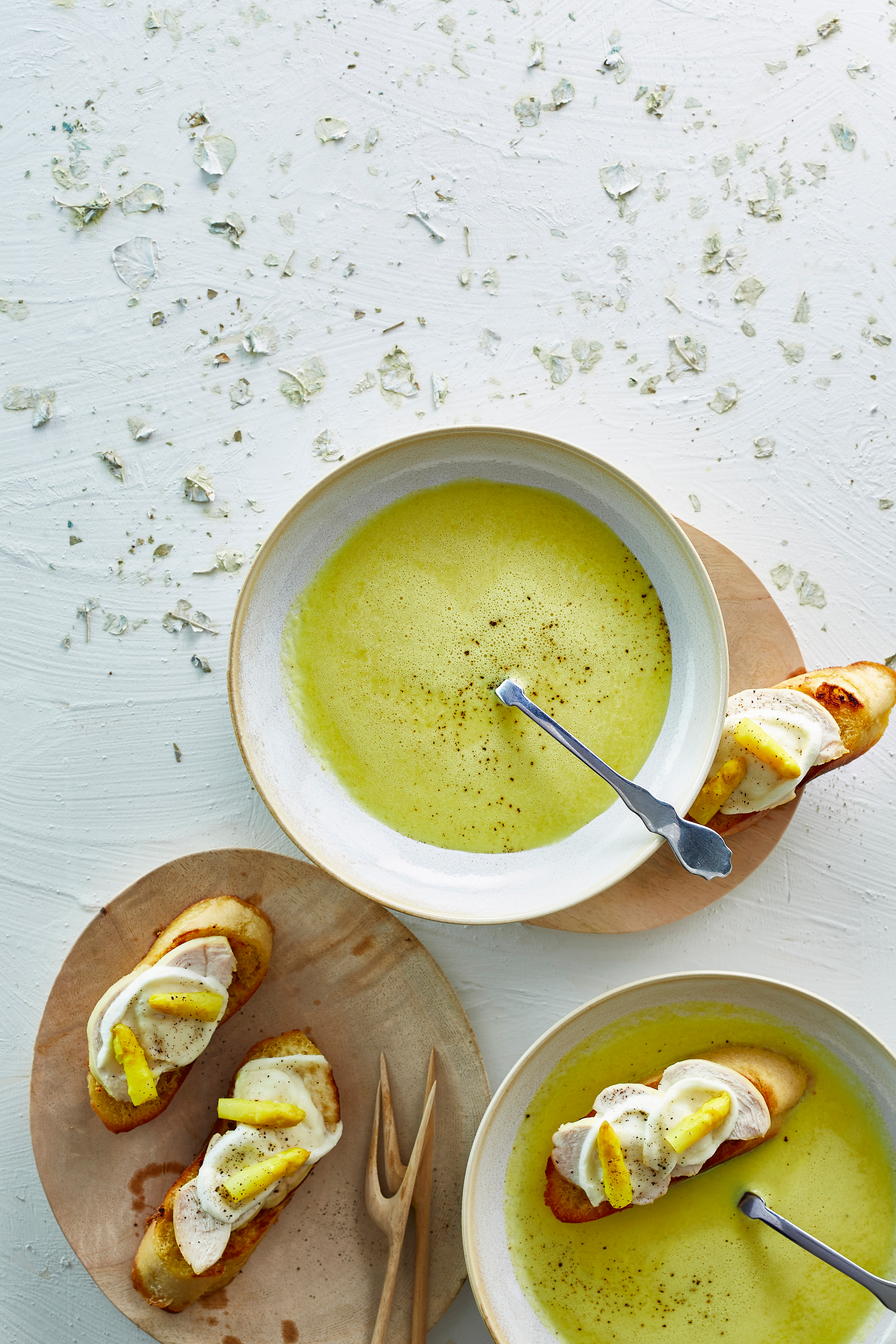 Aspergesoep met kip en kaascrostini