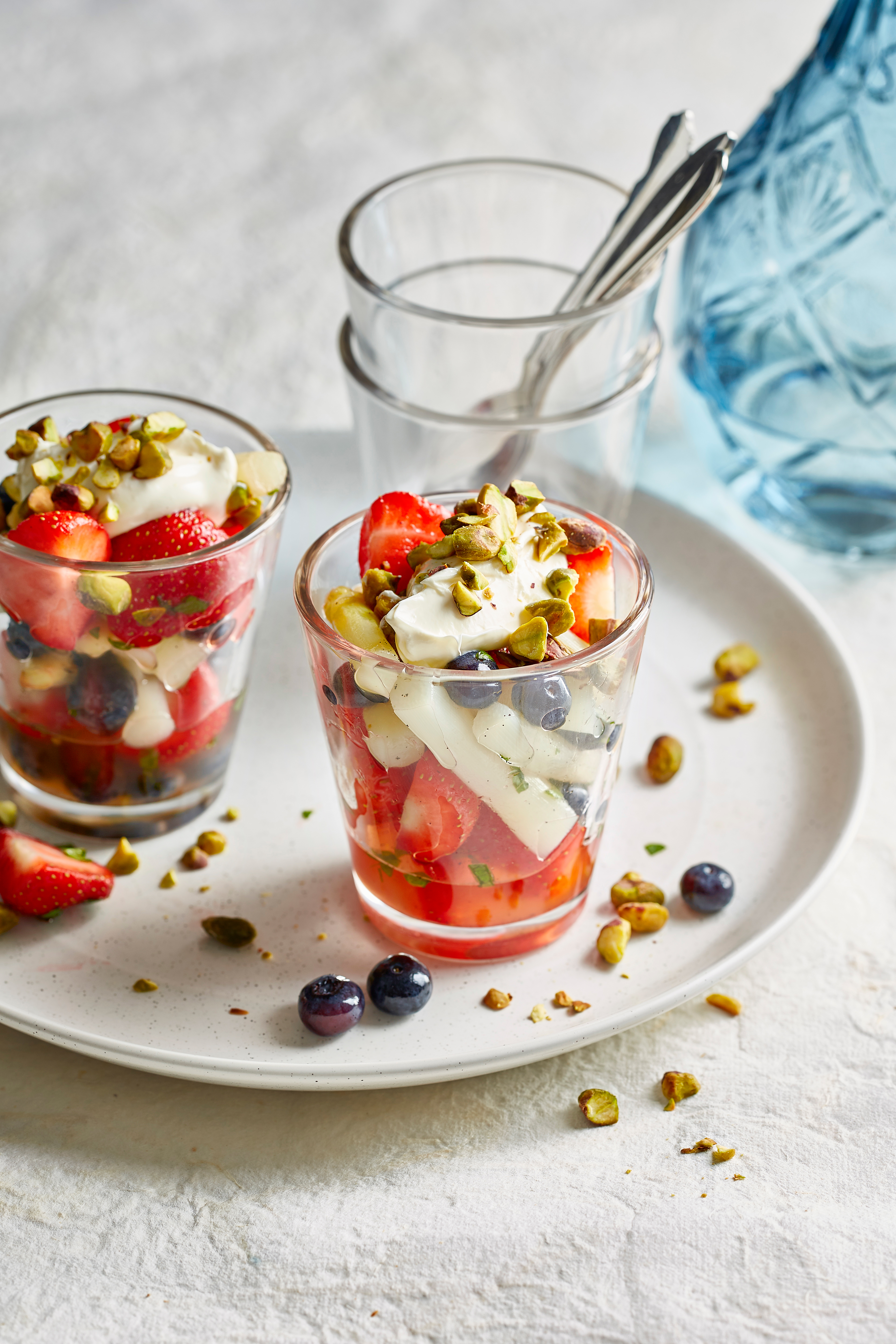 Asperges met aardbeien en blauwe bessen