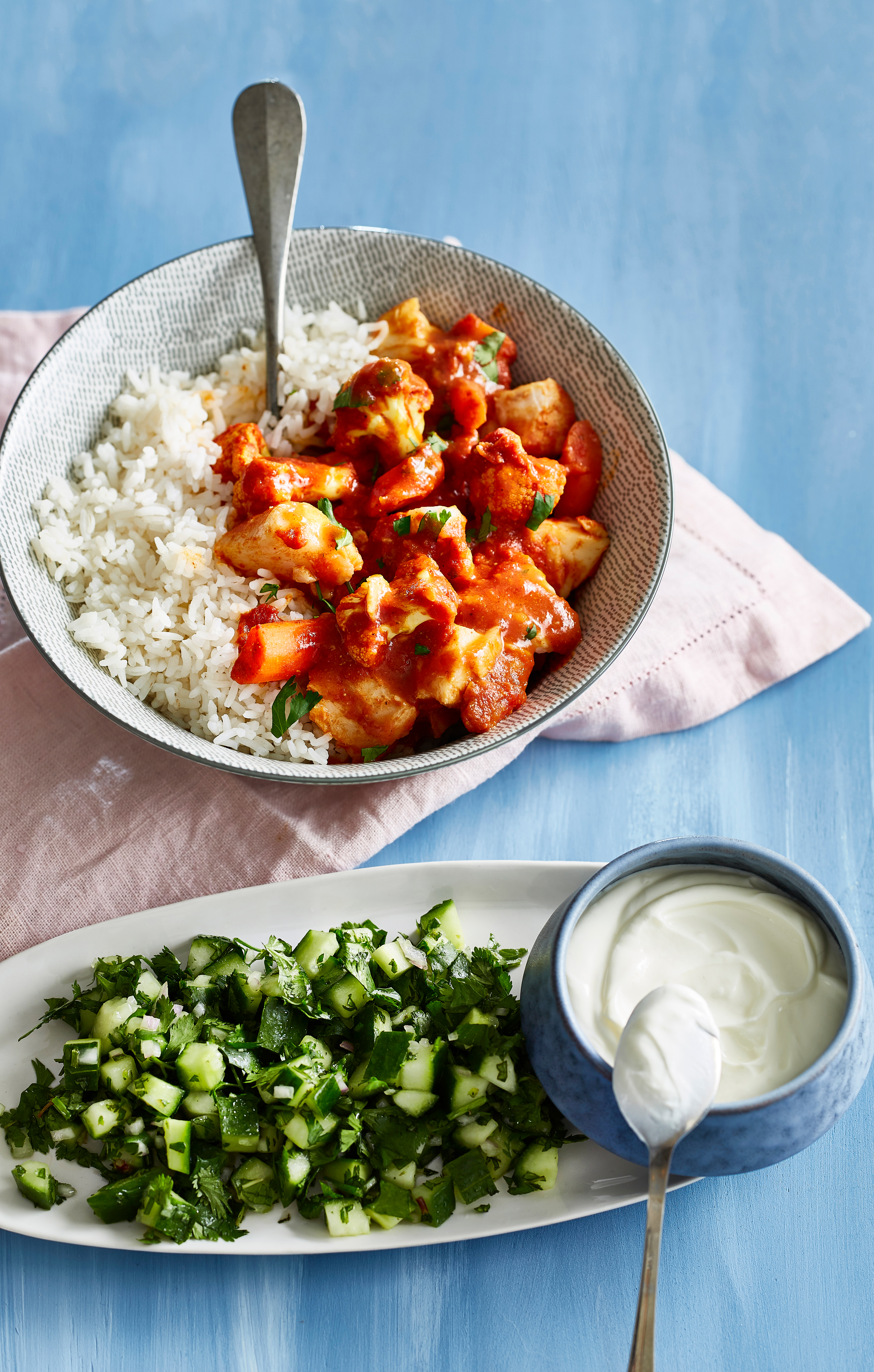 Indiase viscurry met kruidige komkommersalade