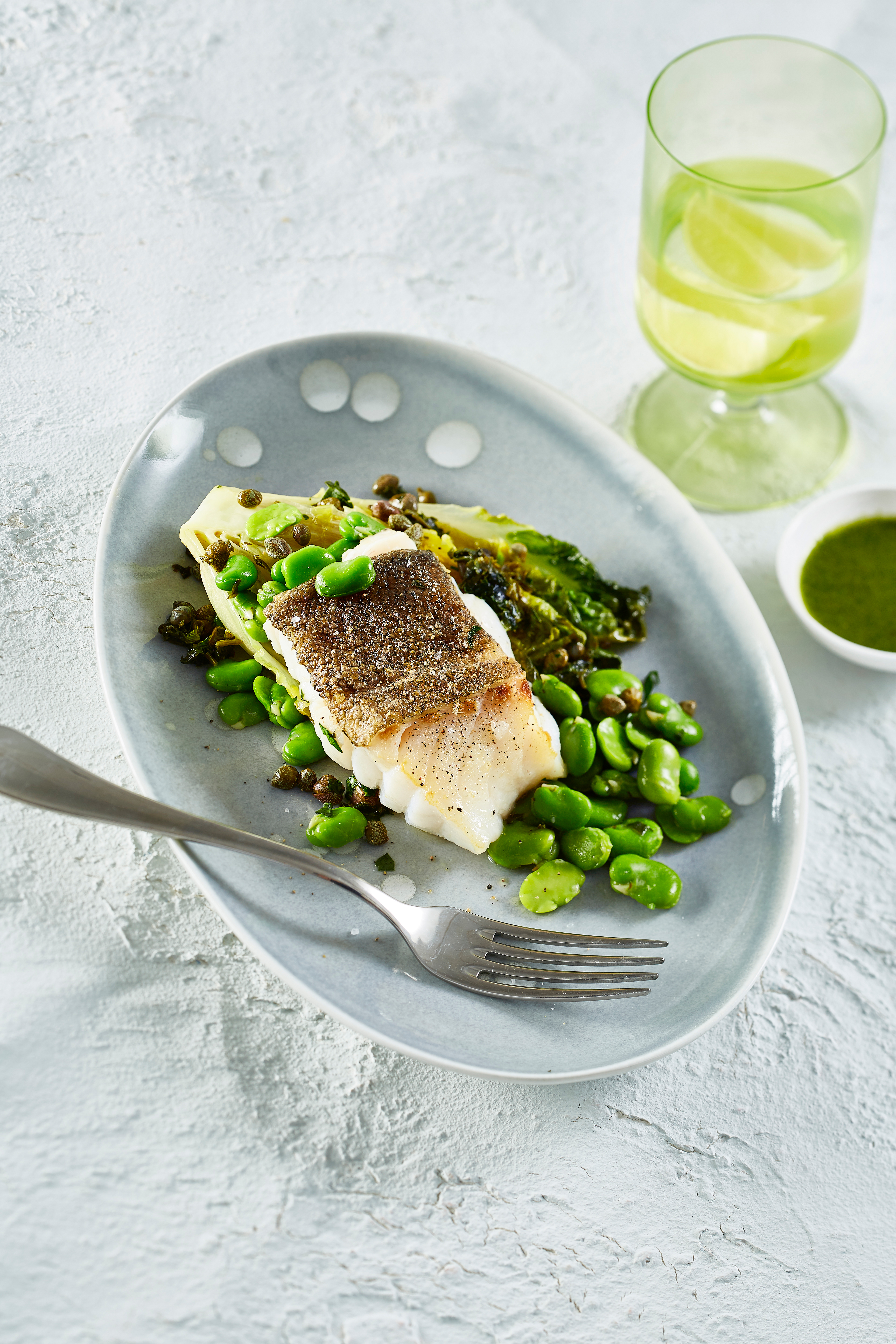 Vis met dille-olie, tuinbonen en gesmoorde sla