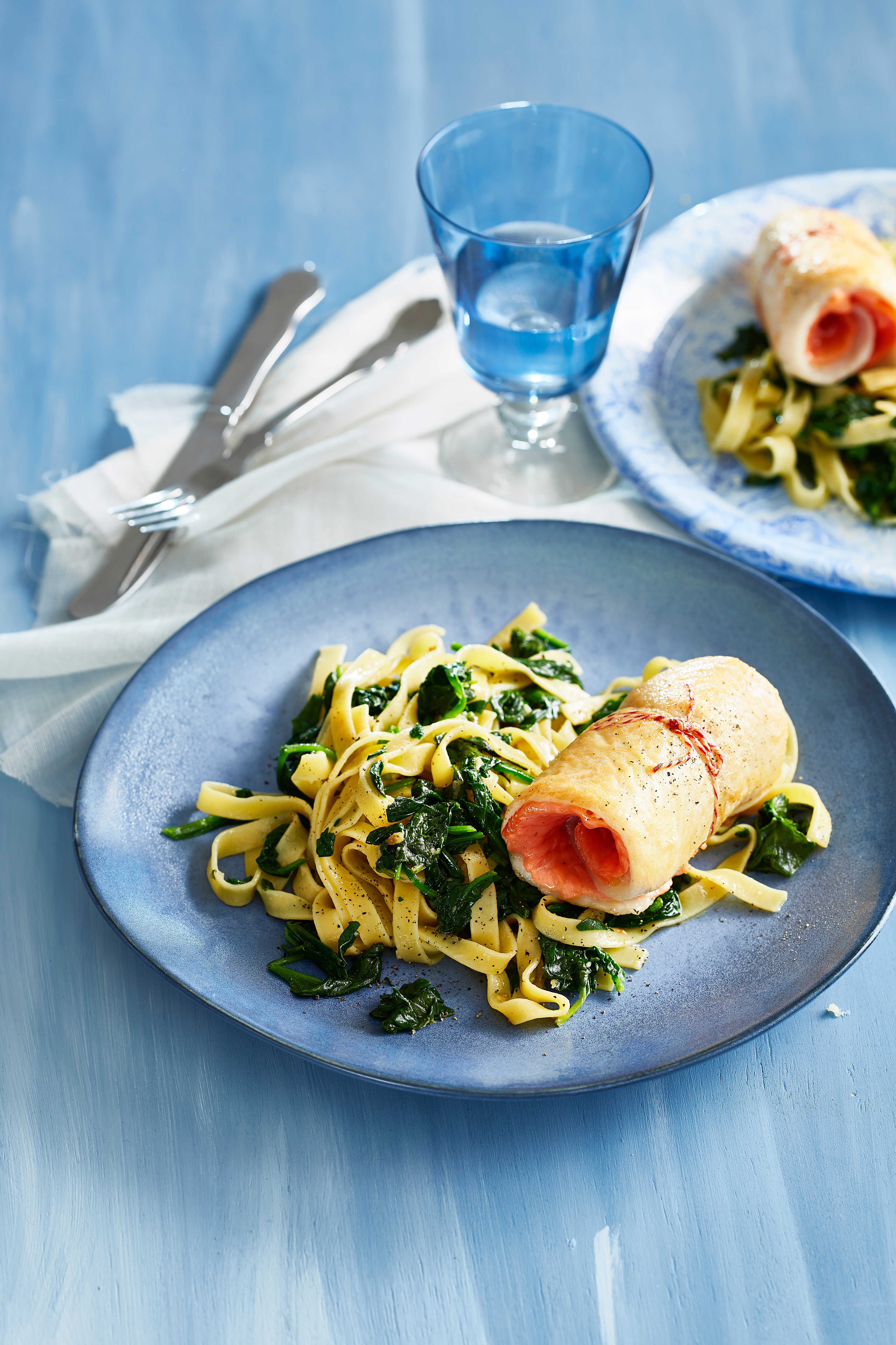 Rouleau van vis met gerookte zalm en tagliatelle