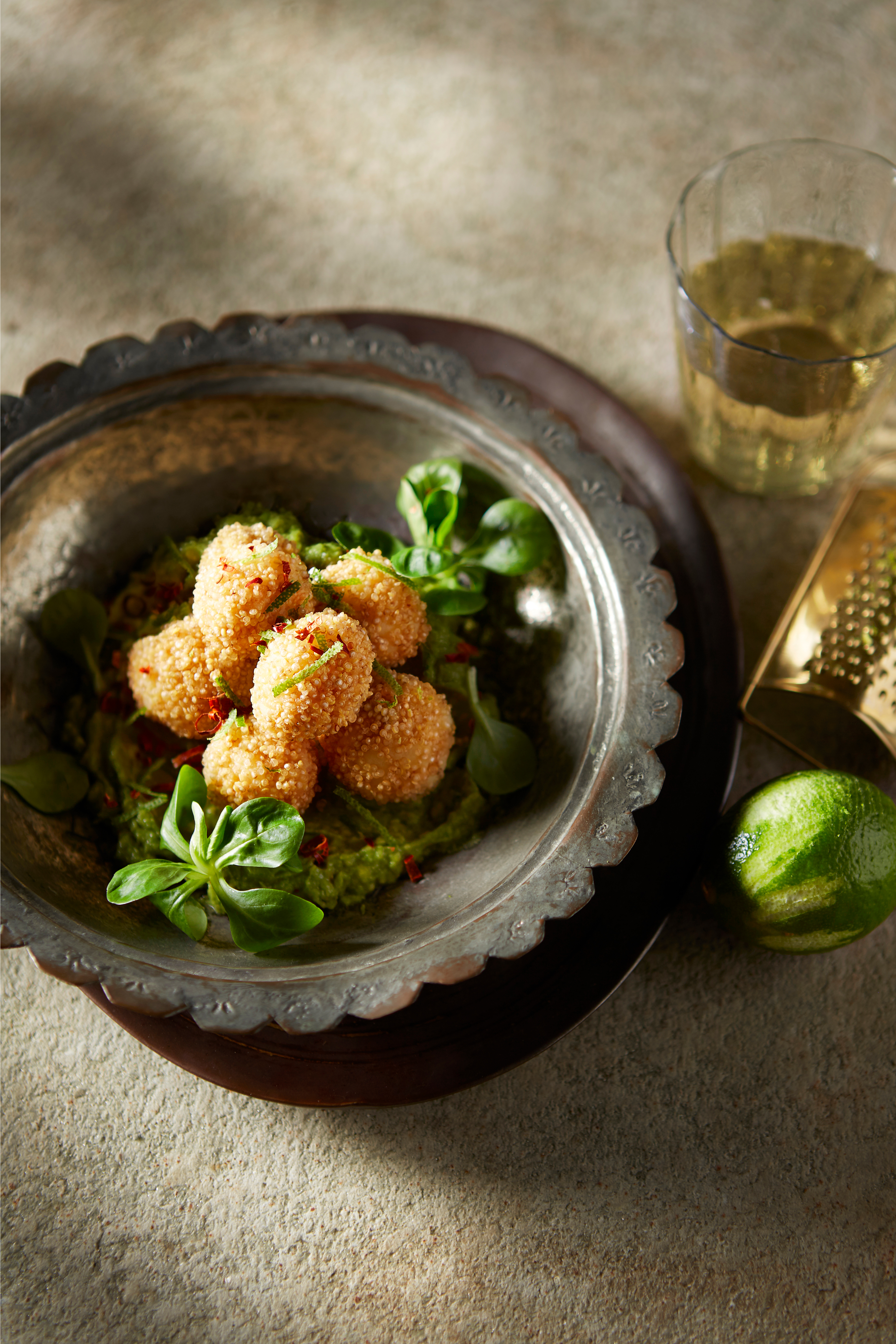 Aardappelballetjes met quinoa en avocadosaus