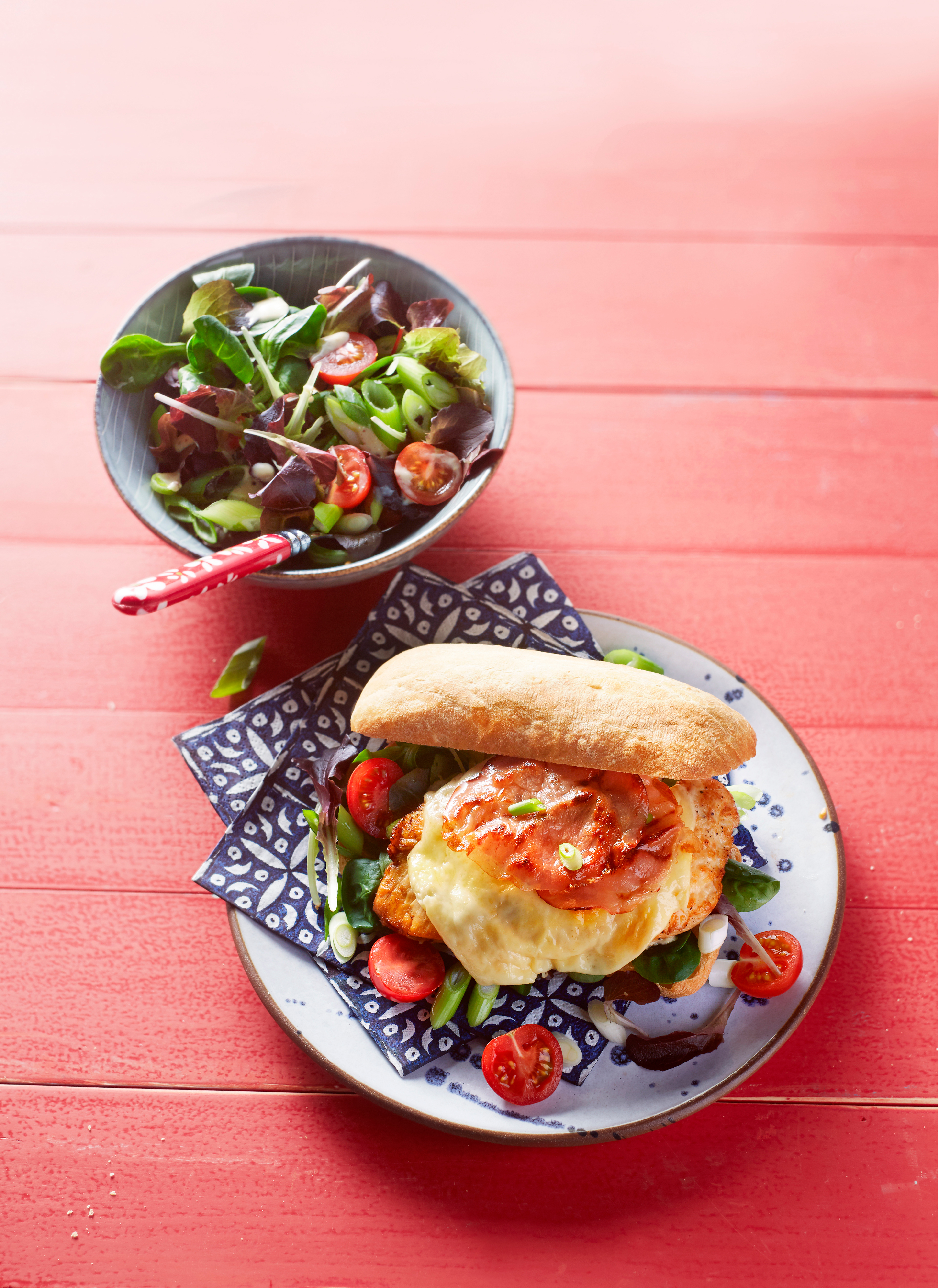 Burger van kipfilet met bacon en salade