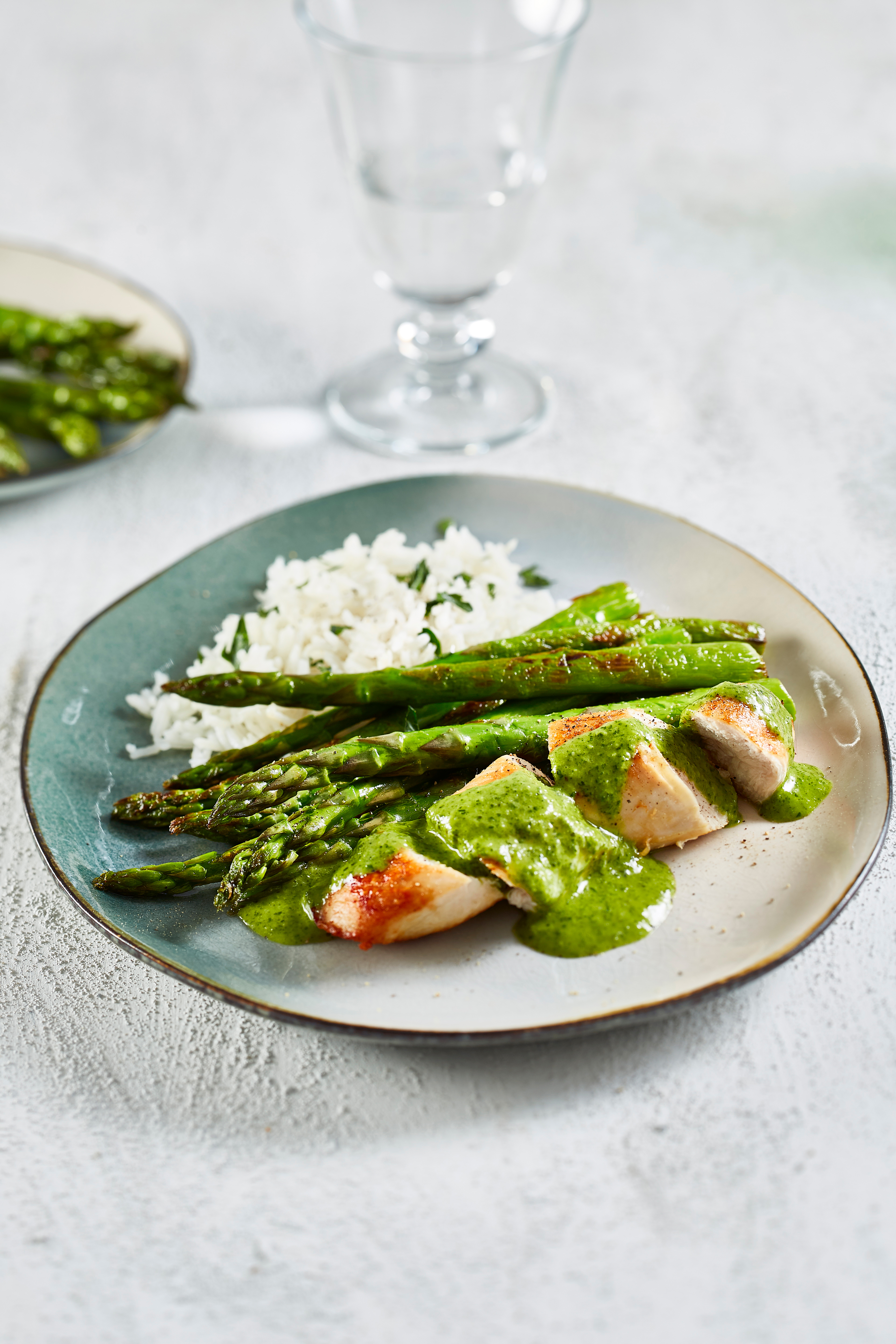 Geroosterde kip met chimichurri en groene asperges