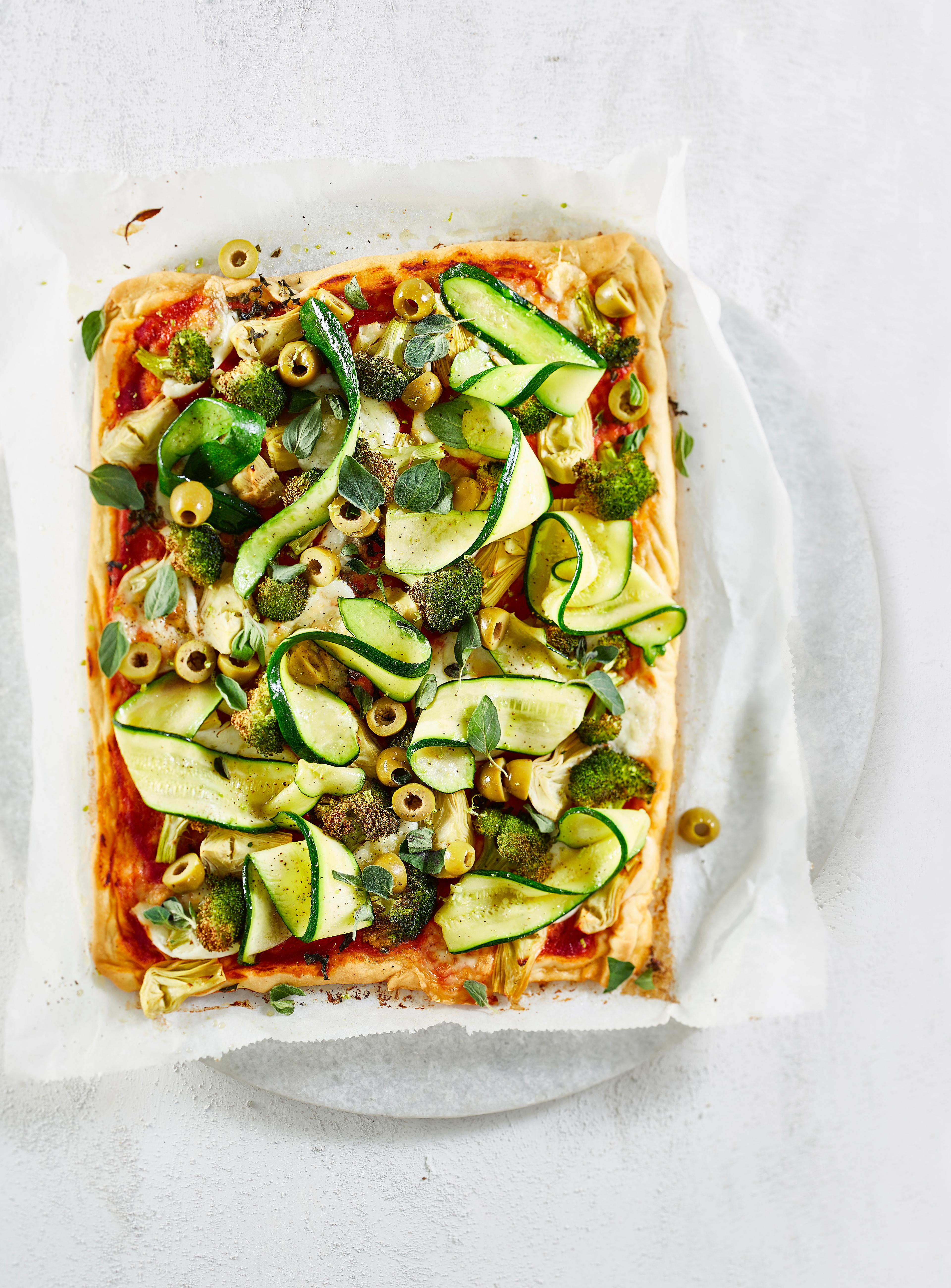 Plaatpizza met artisjok, broccoli, courgette en groene olijven