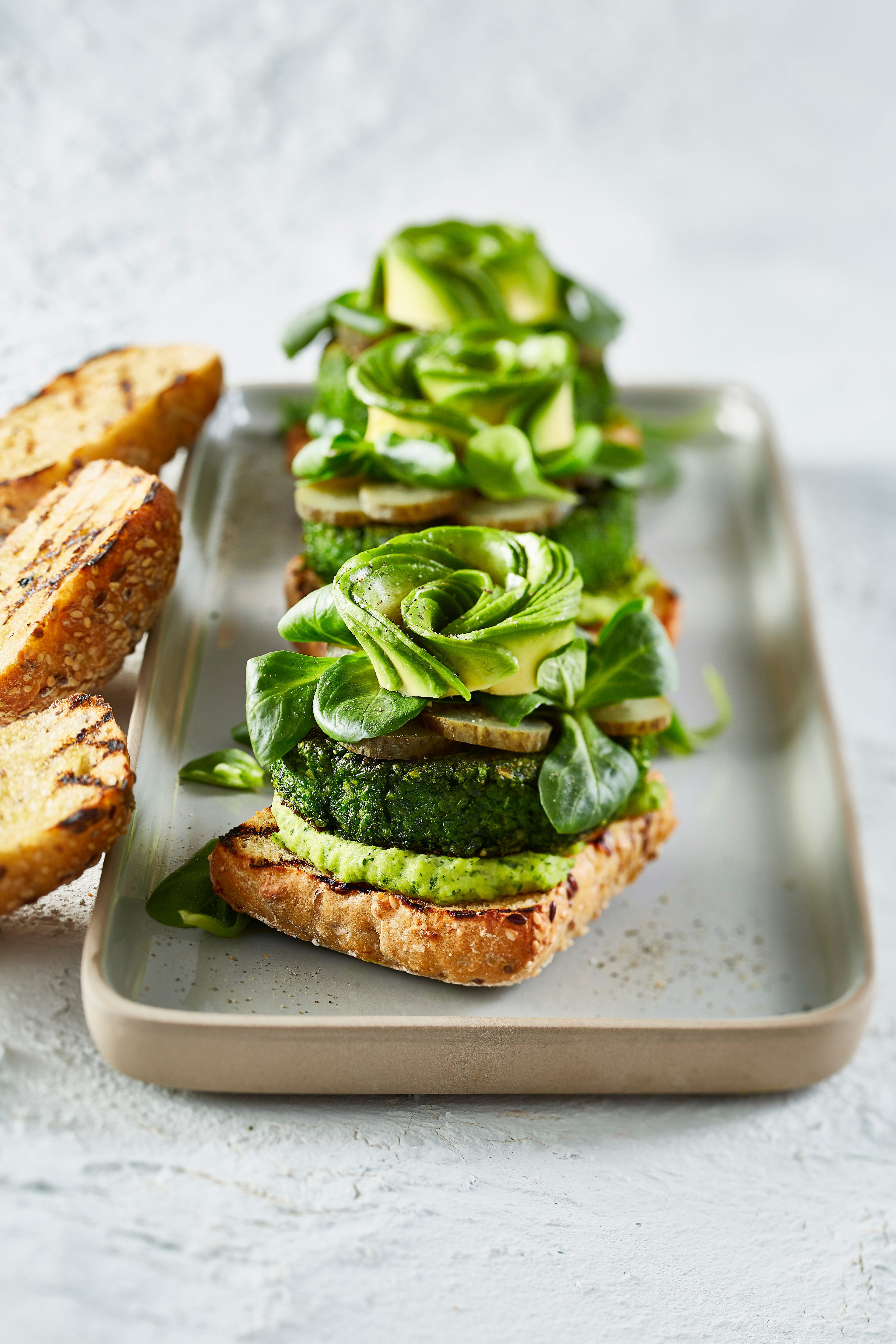Groenteburger met korianderhummus en avocado