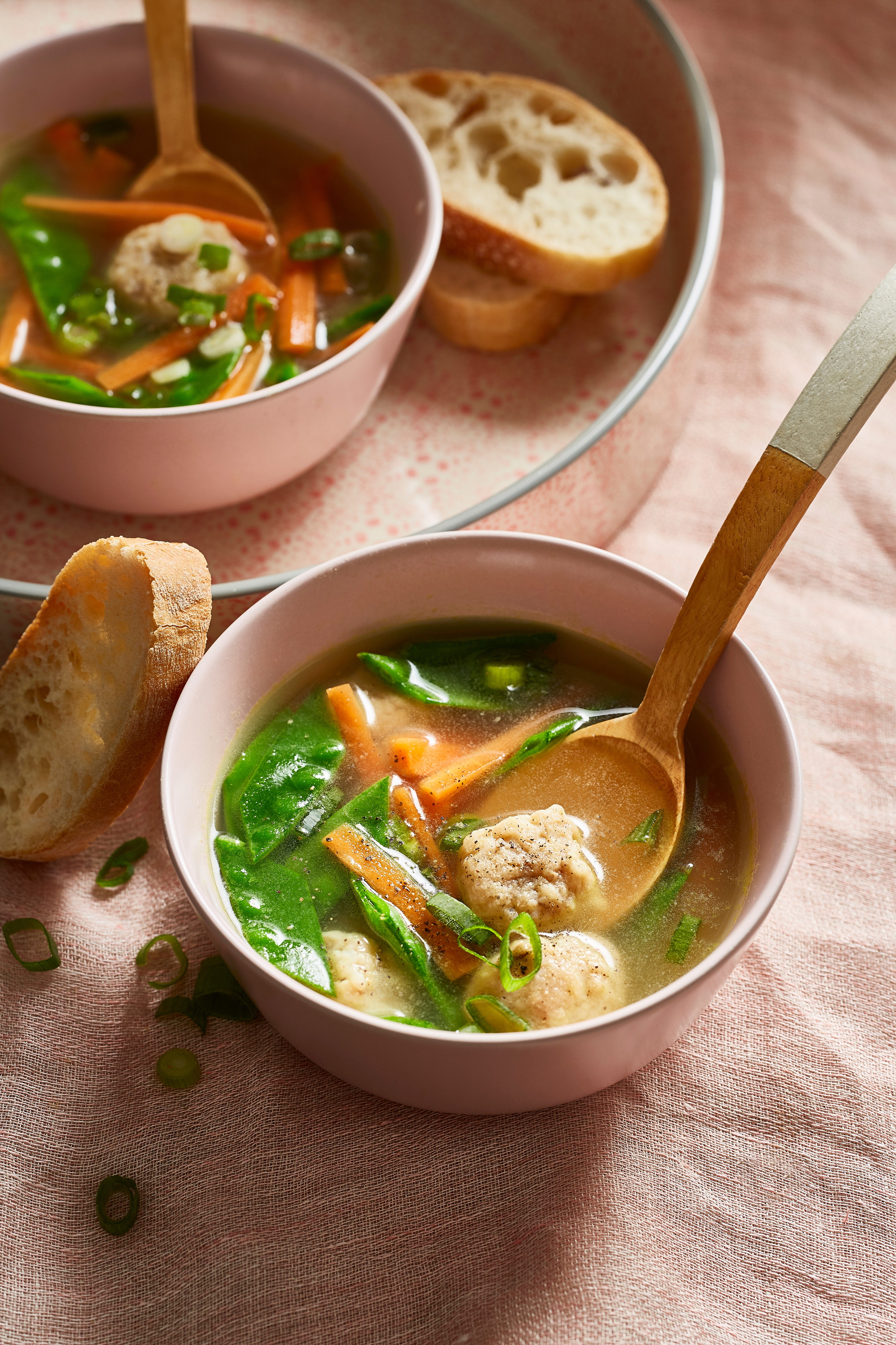 Kippenbouillon met citroen en tonijnballetjes