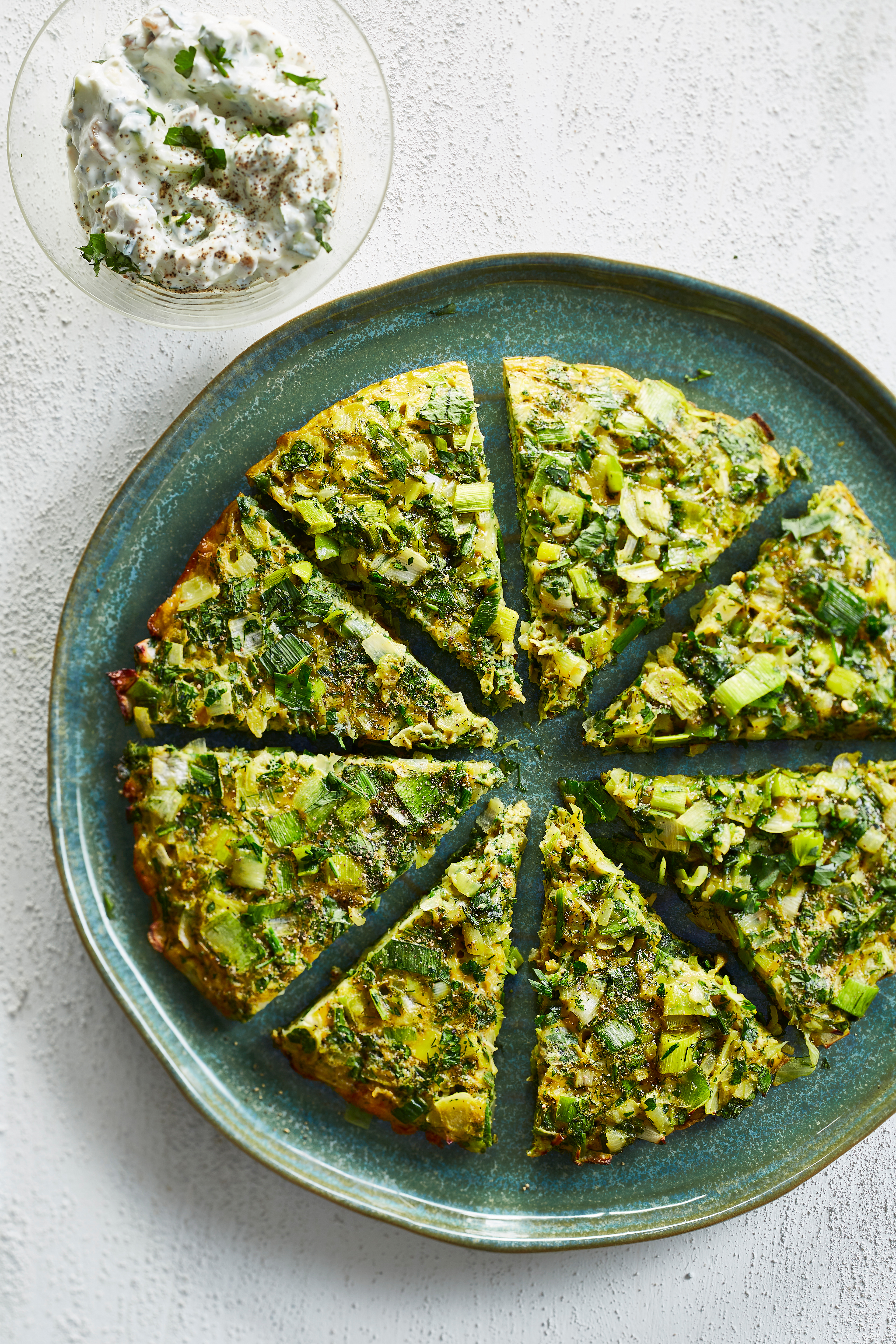 Perzische kruidenomelet met komkommerdip