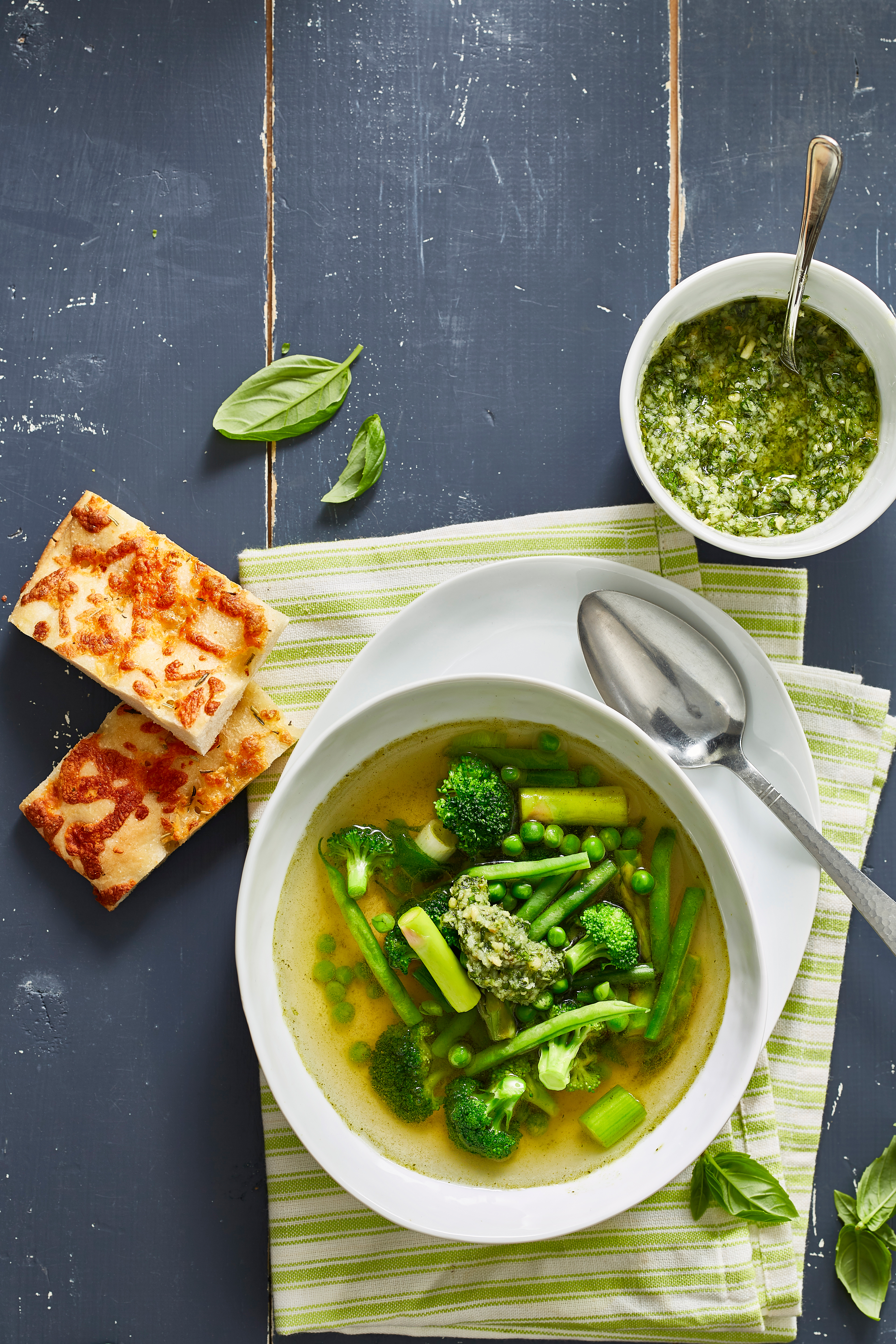 Minestrone met groene groenten en kruiden