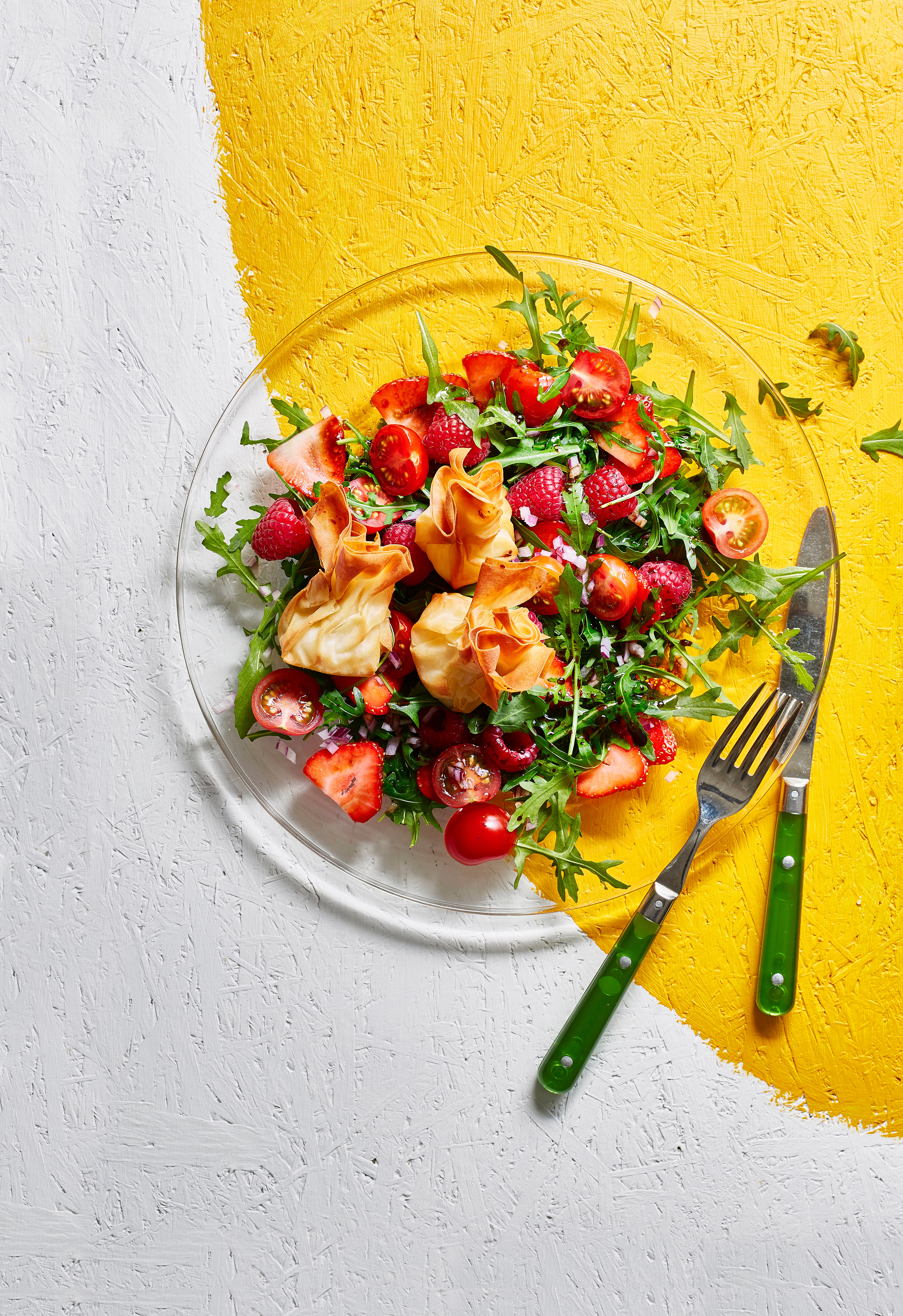 Salade met rood fruit en crispy geitenkaas