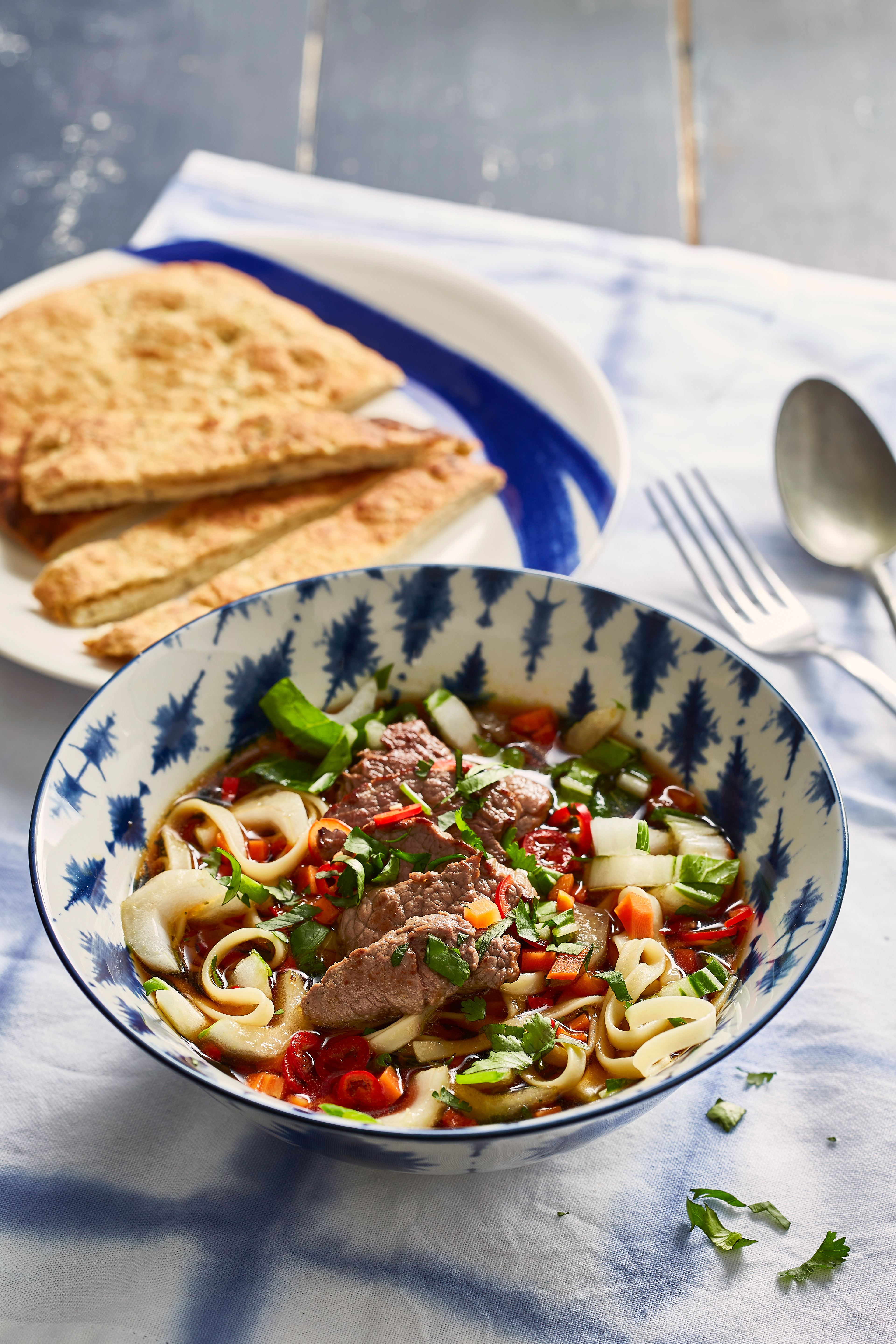 Pittige bouillon met noedels en biefreepjes