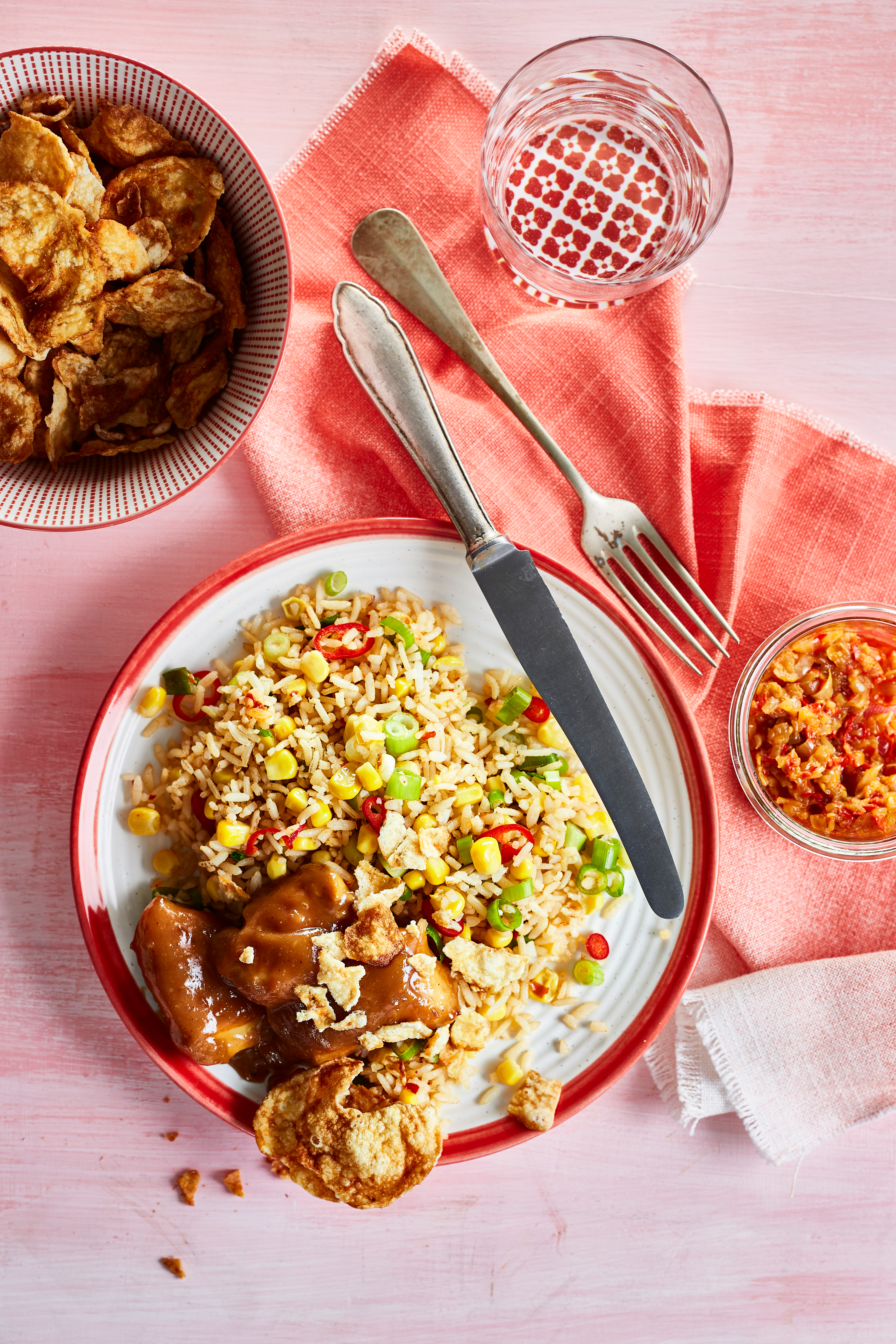 Pikante rijstsalade met kipsaté