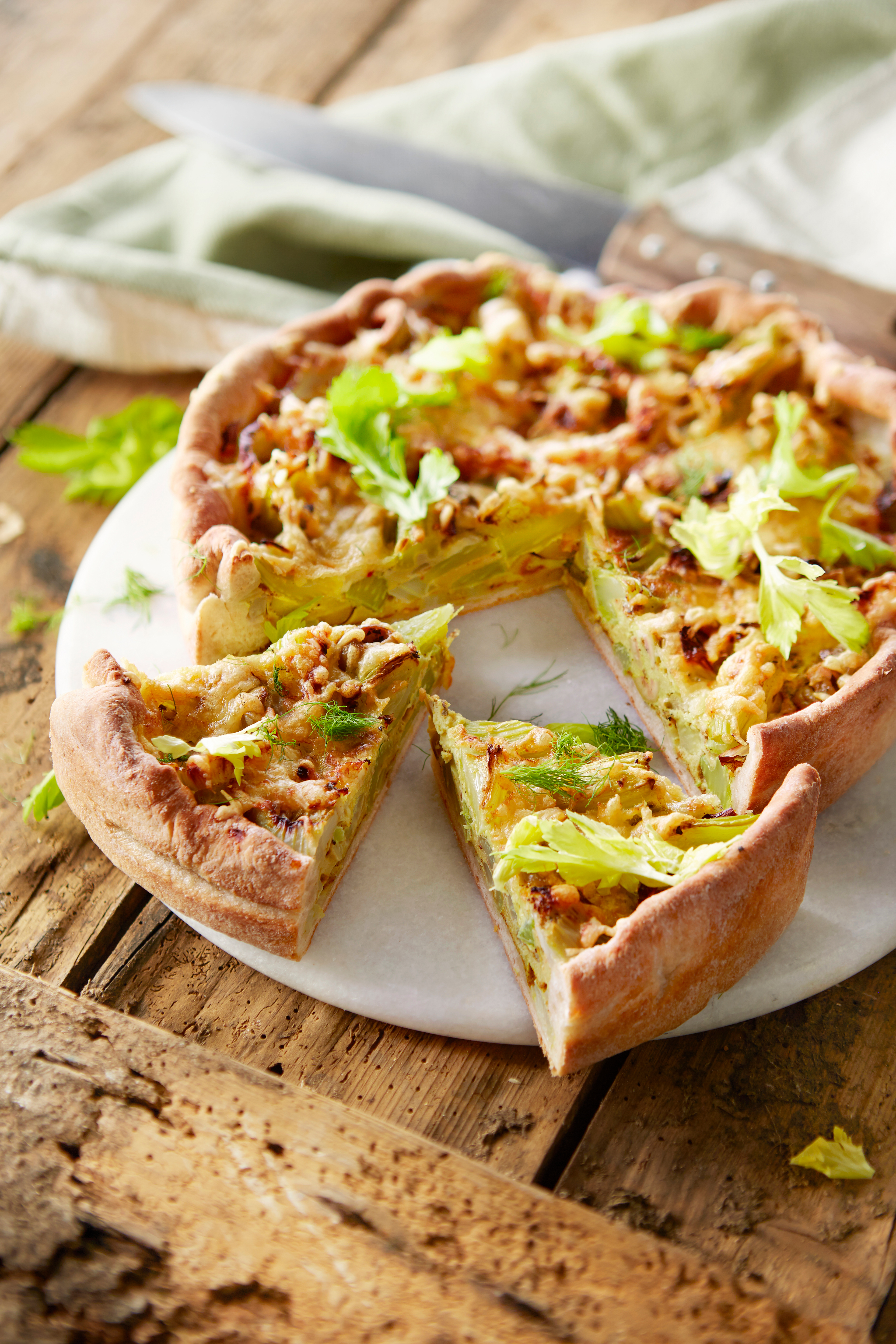 Bleekselderijtaart met venkel en olijven