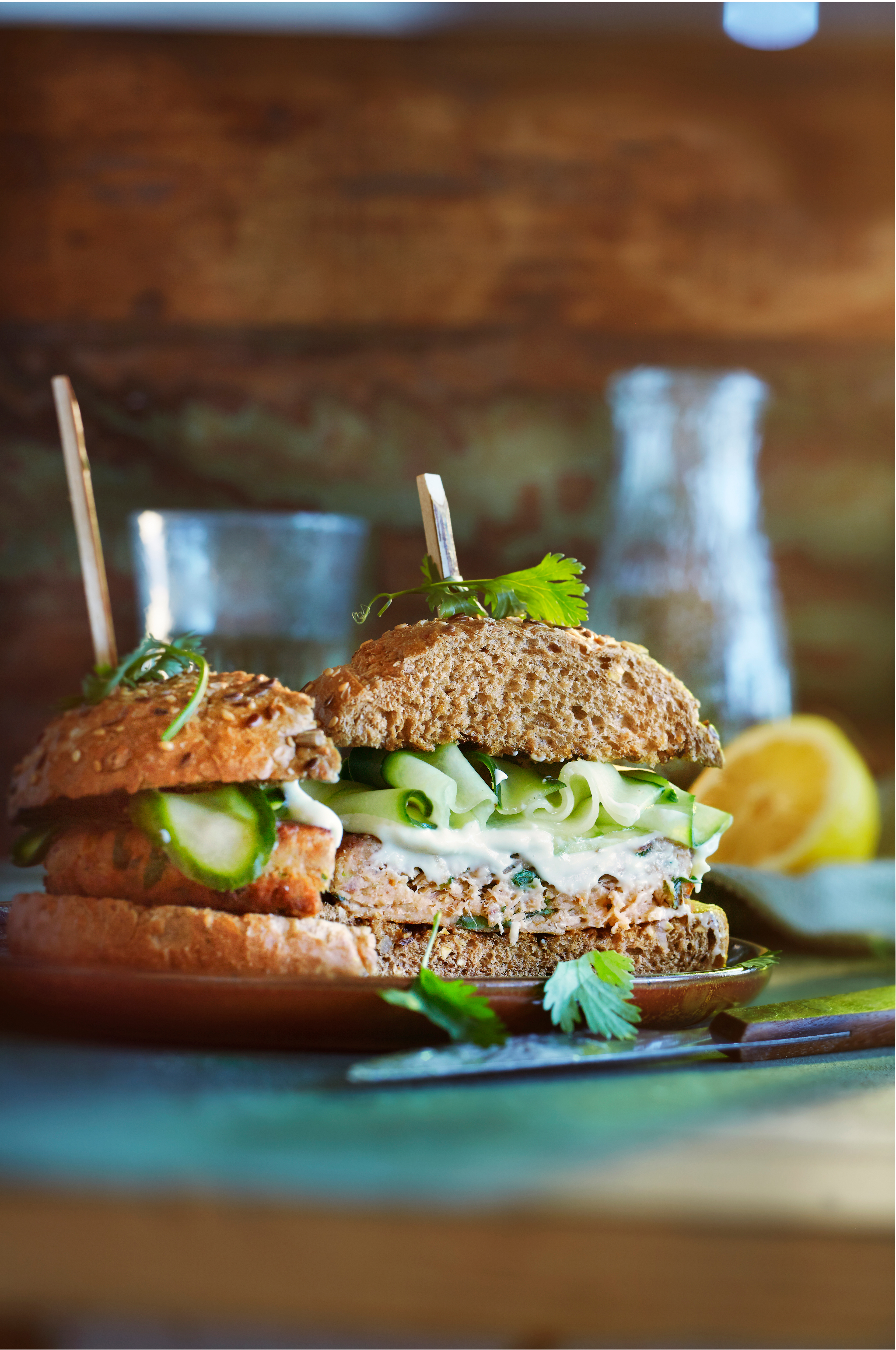 Tonijnburger met ingelegde komkommer en wasabi-mayo
