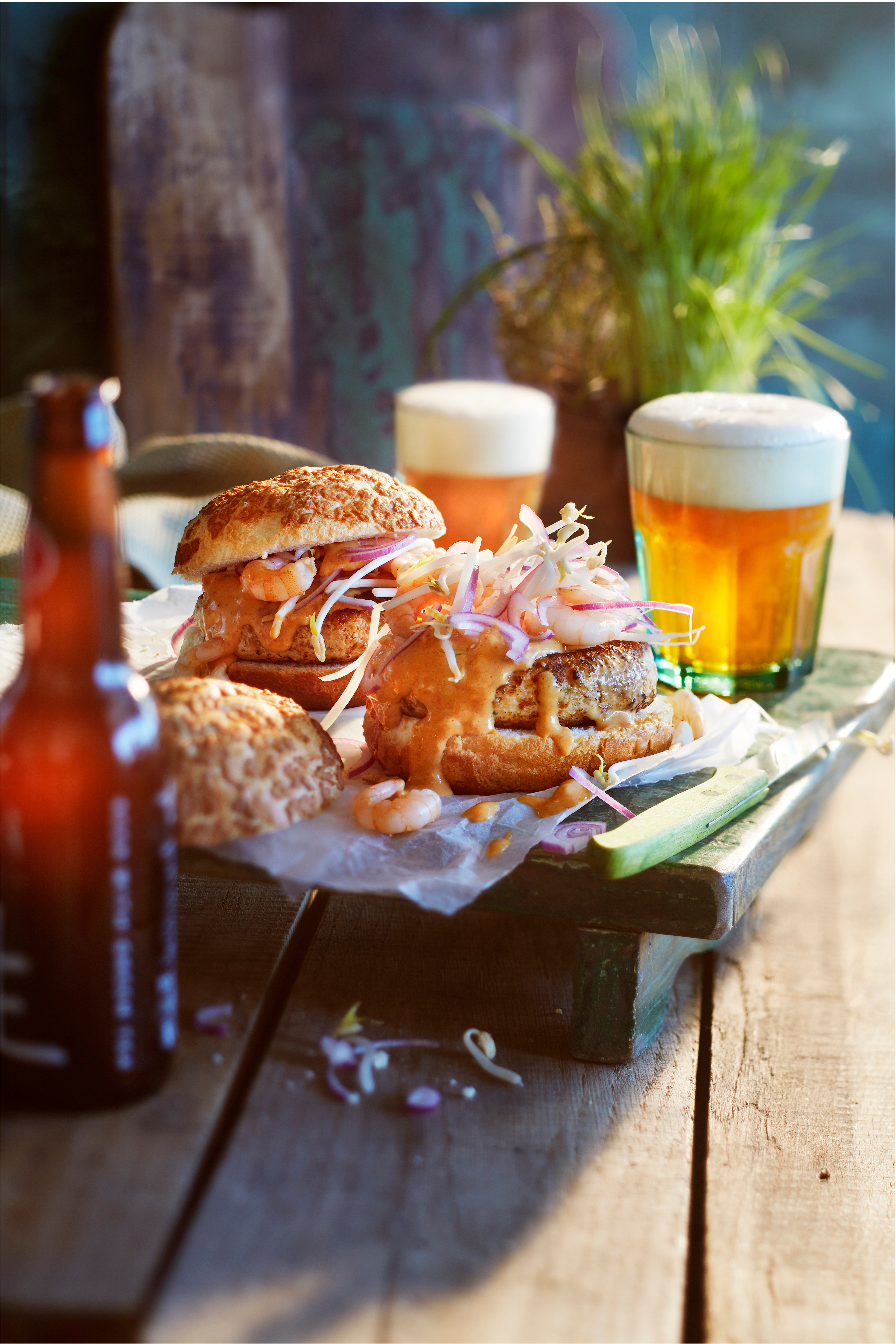 Surf & turf-burger met taugé en chilisaus