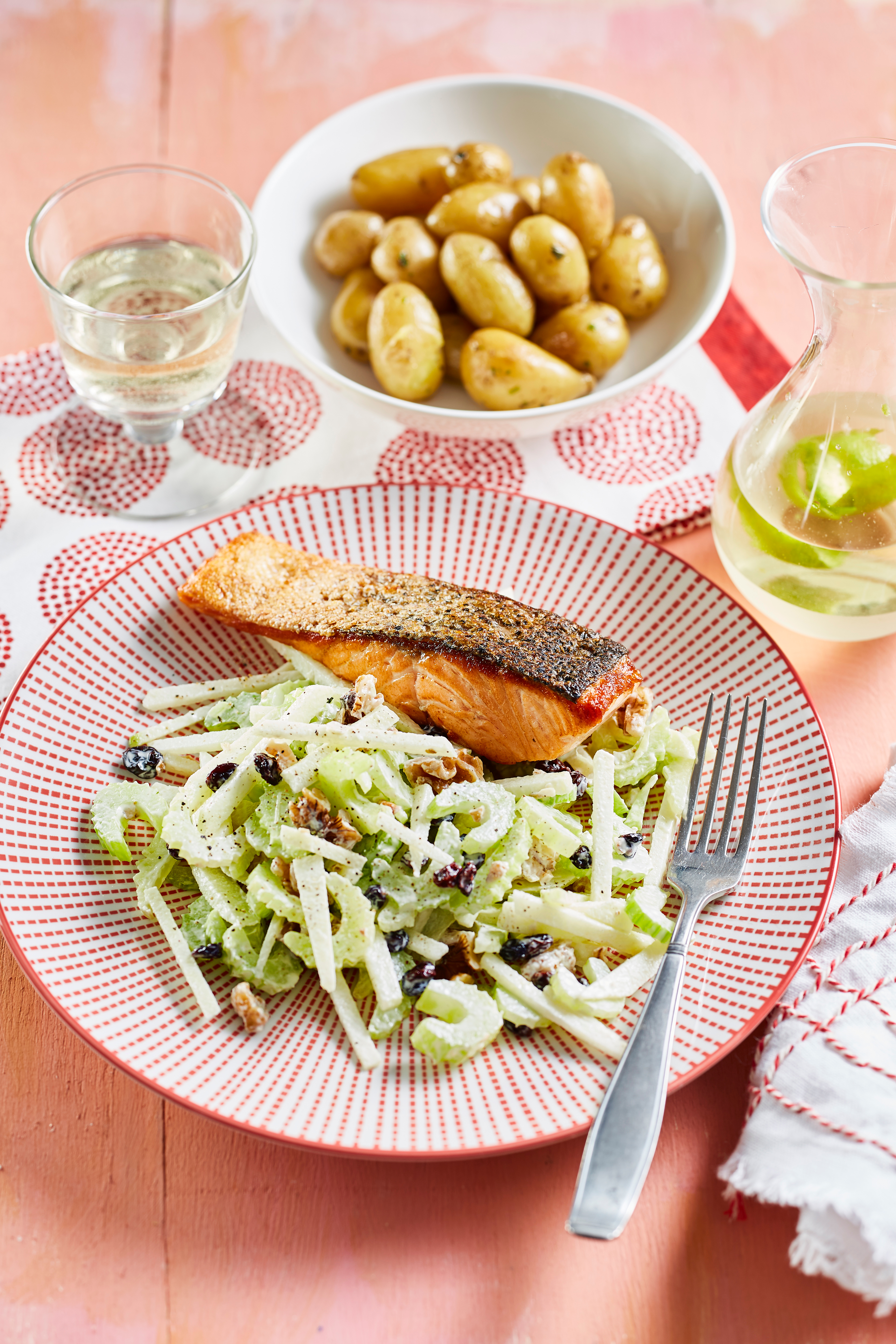 Waldorfsalade met zalmfilet en gebakken krieltjes