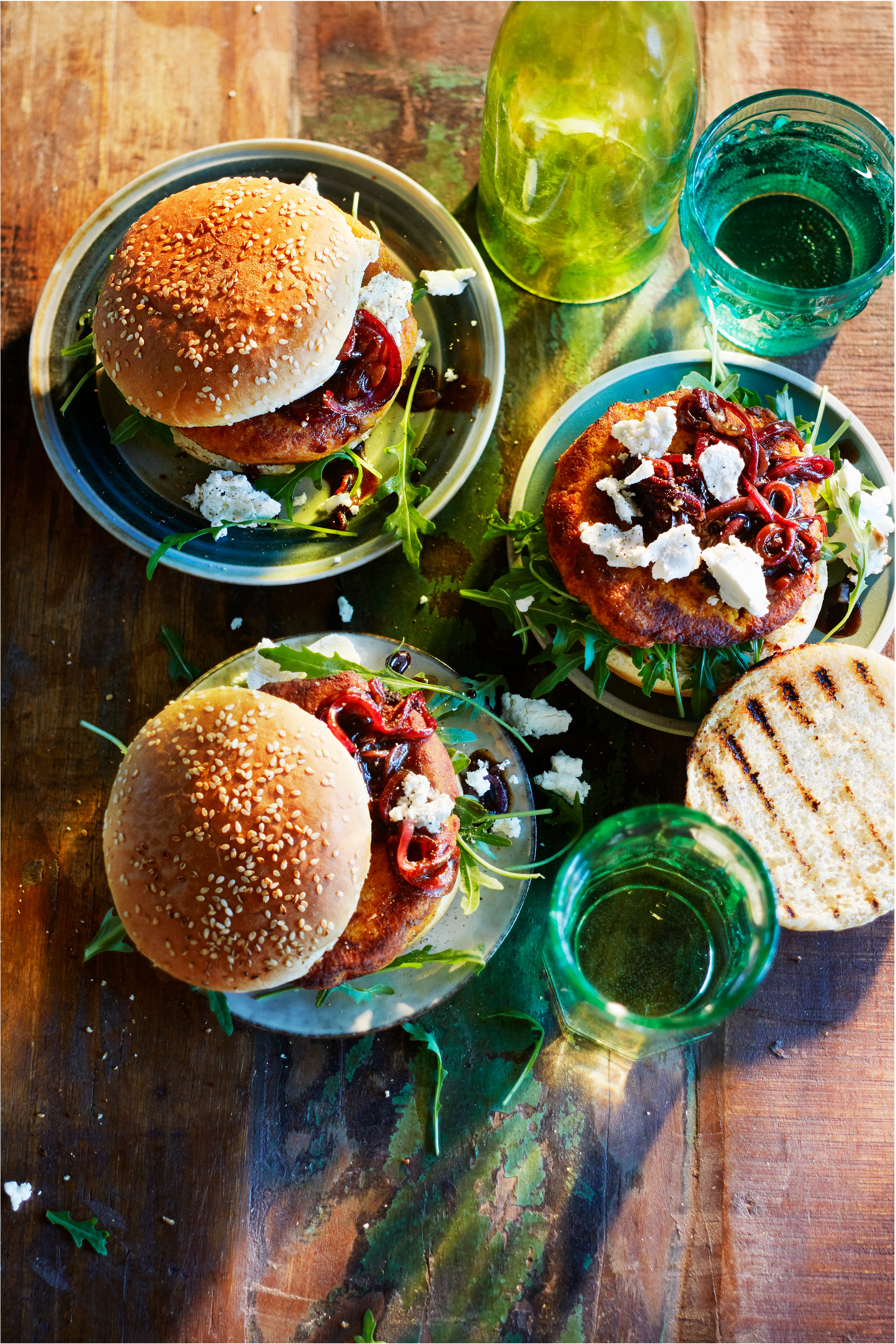 Zoete-aardappelburger met balsamico-ui en geitenkaas