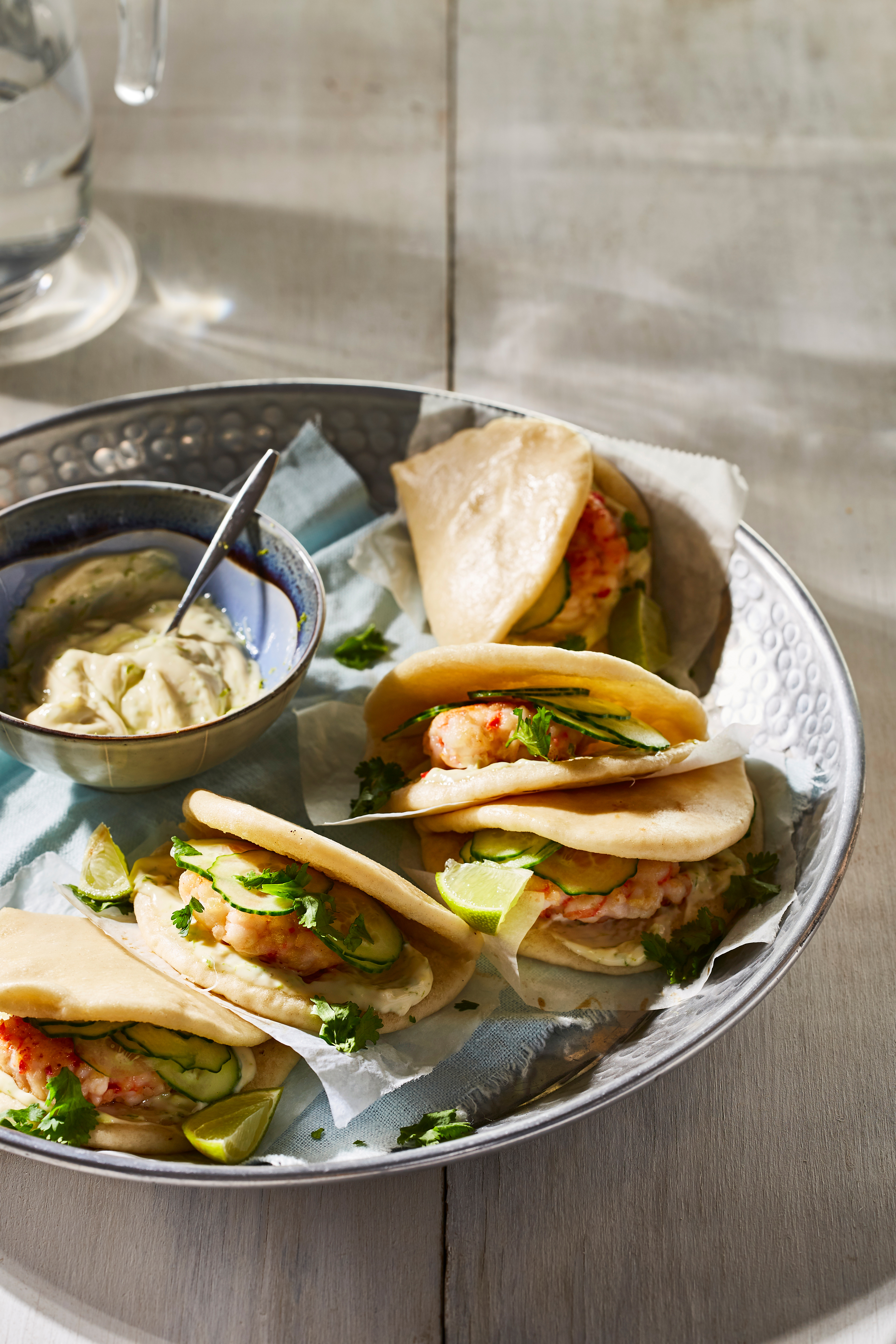 Gestoomde broodjes met garnalenburger