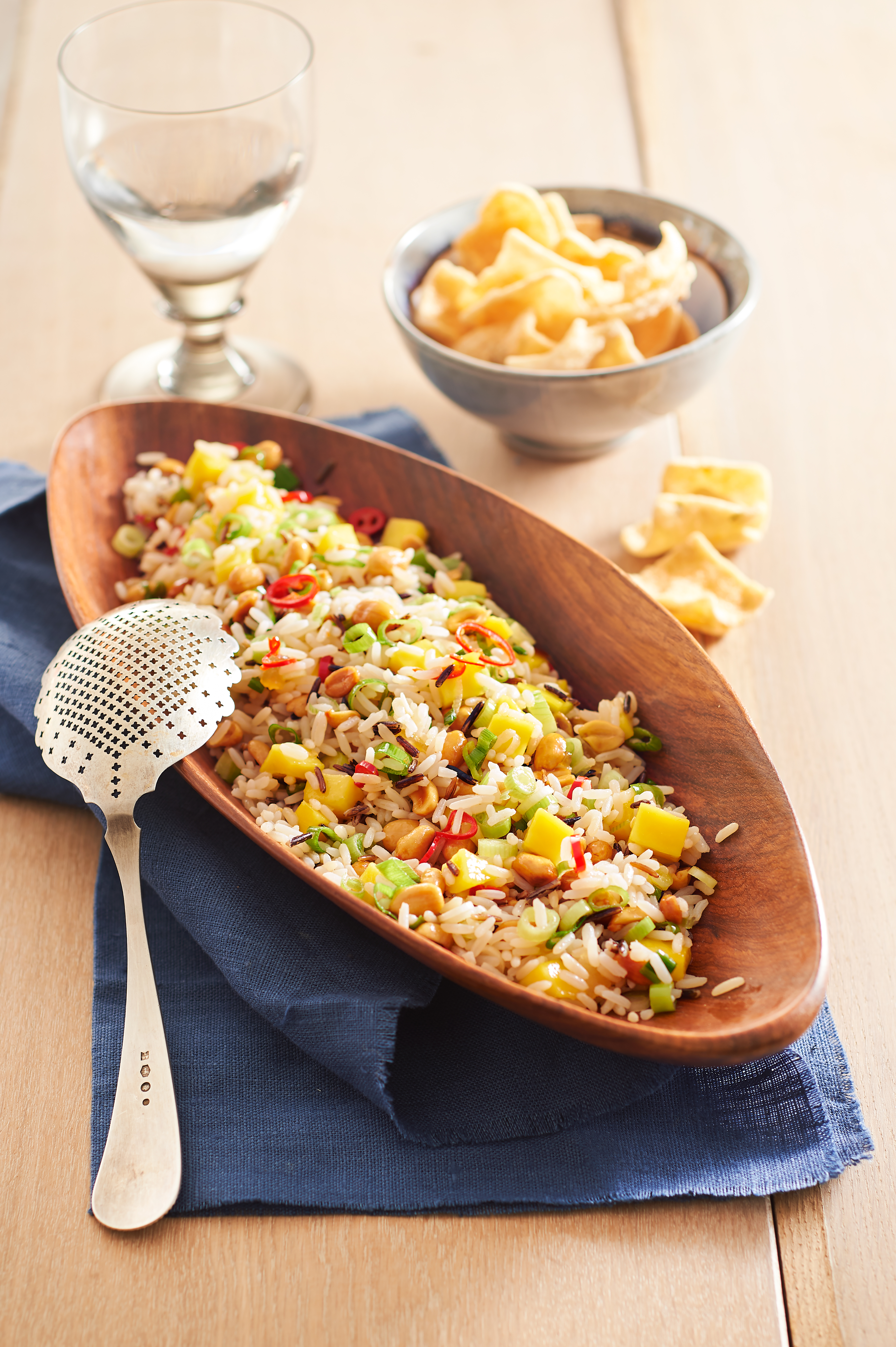 Pikante rijstsalade met mango en pinda's