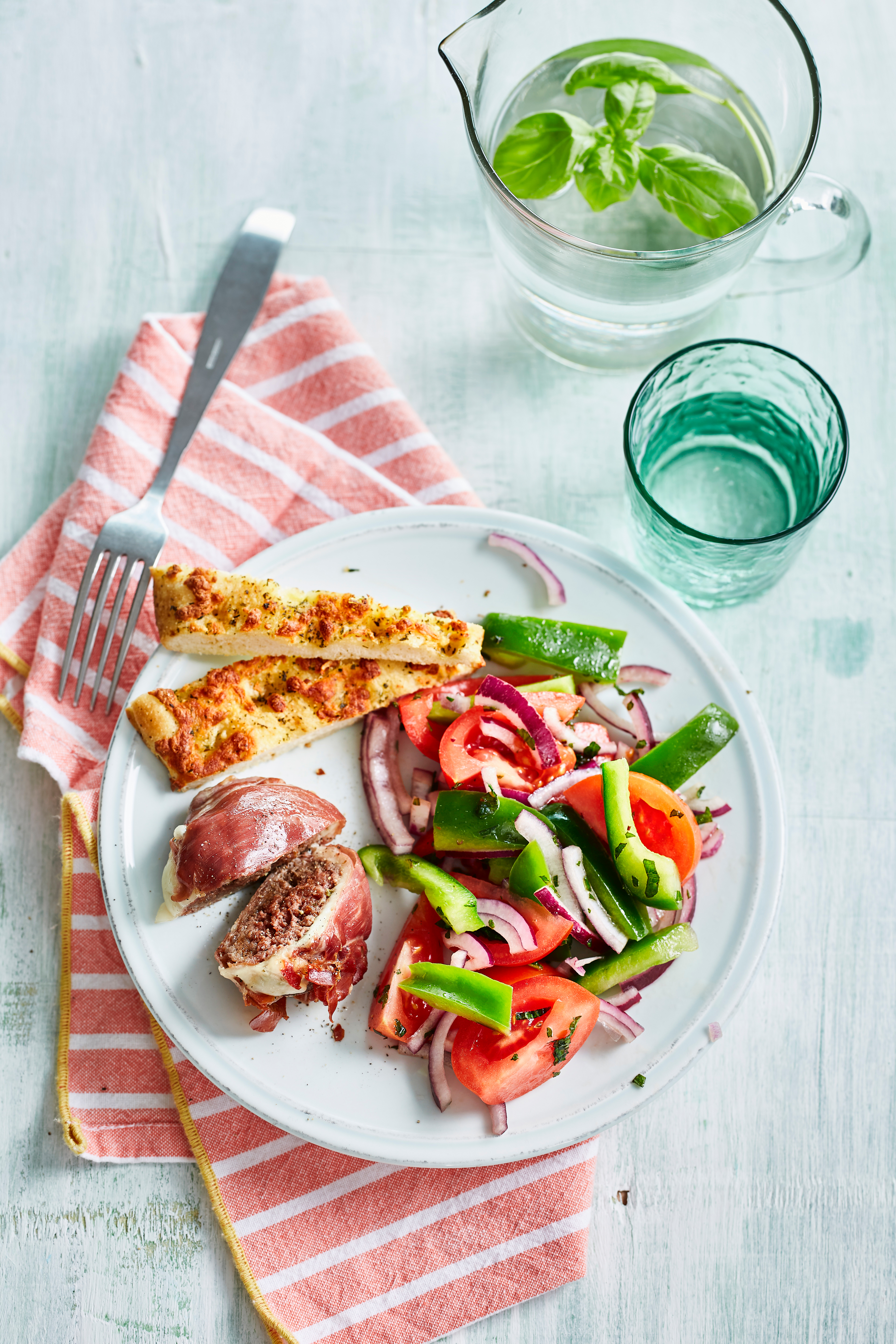 Parma's met paprika-tomatensalade