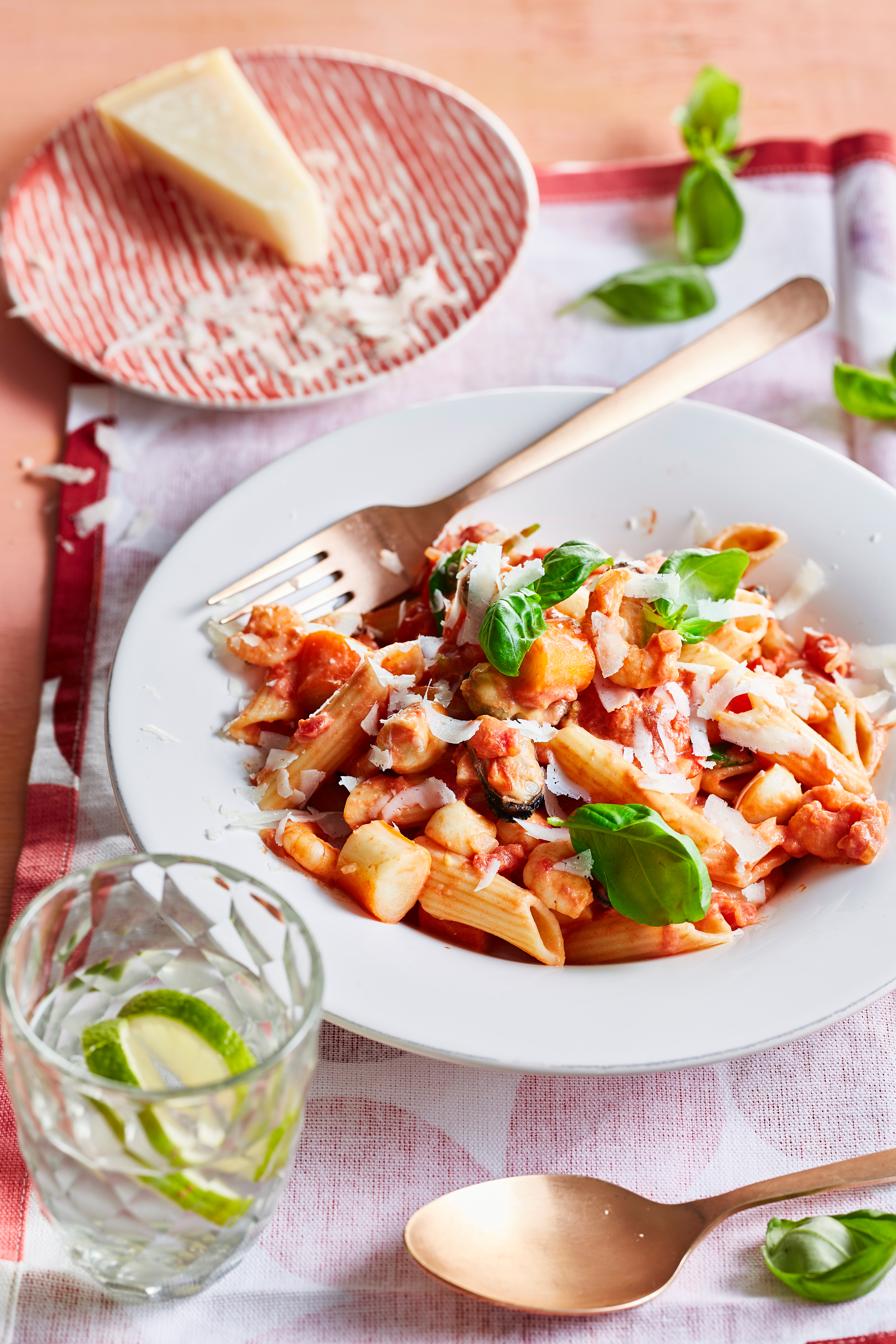 Penne met zeevruchten in romige tomatensaus