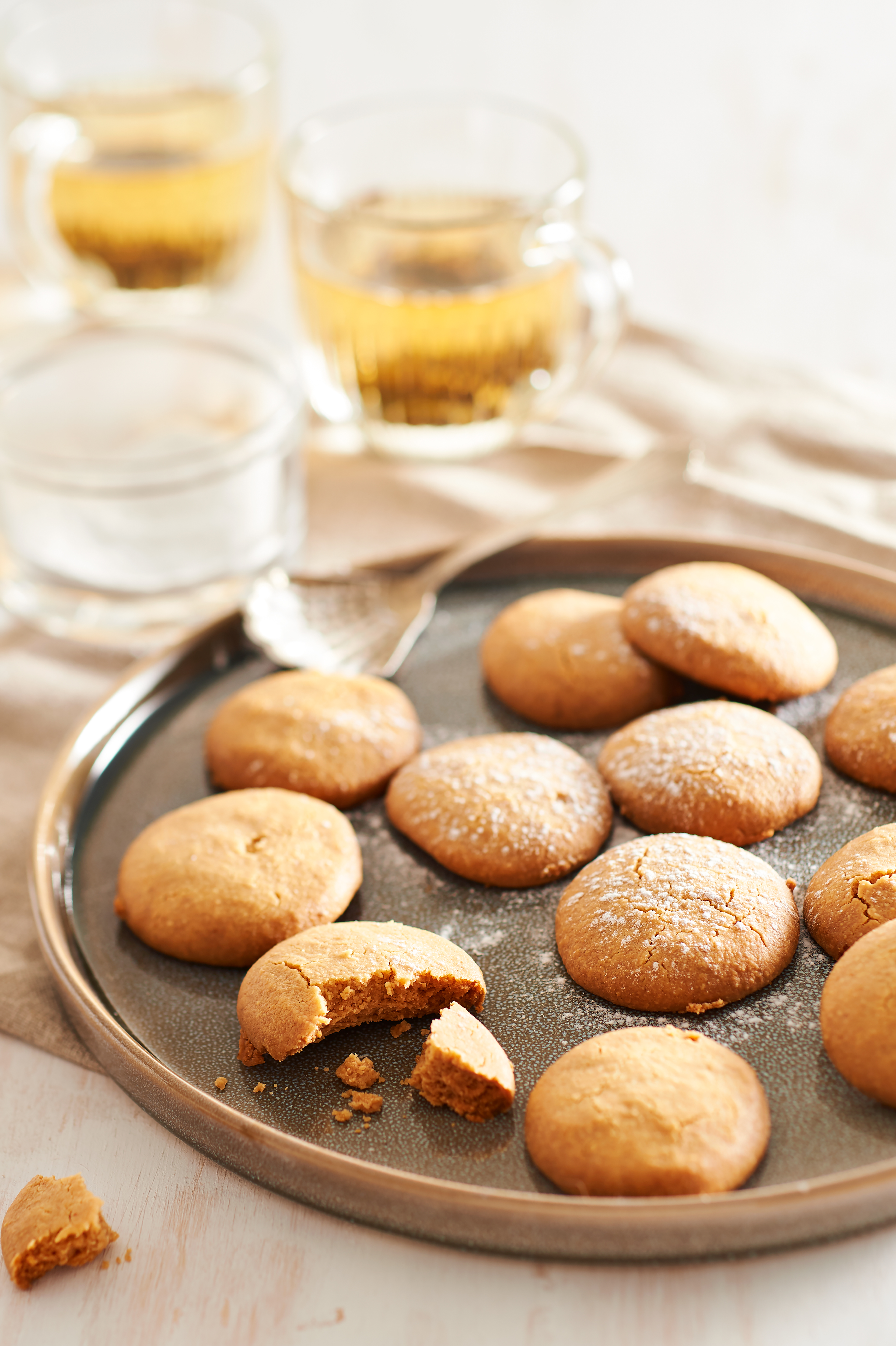 Pindakoekjes met limoen en kardemom