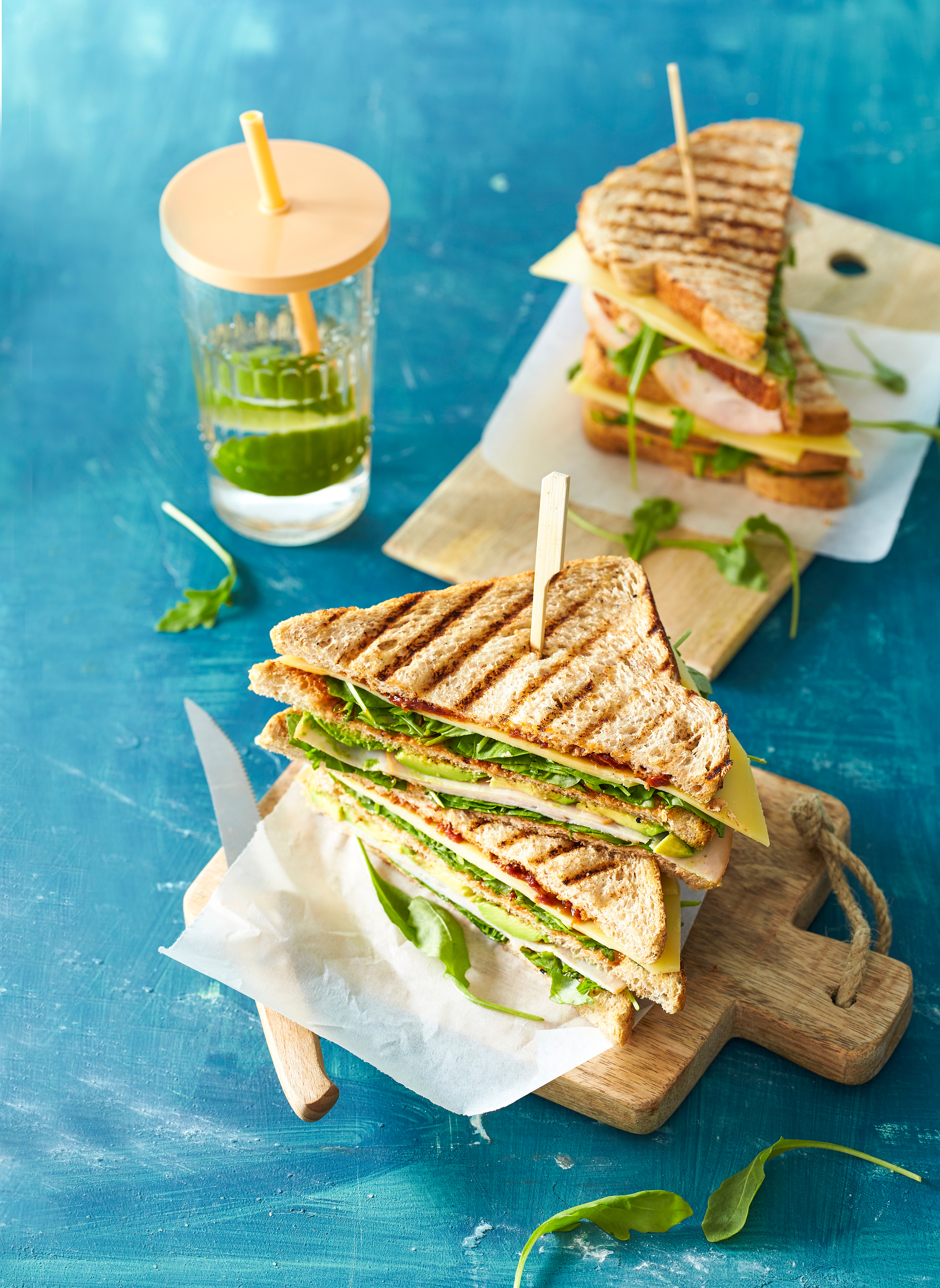 Clubsandwich met gerookte kip en avocado