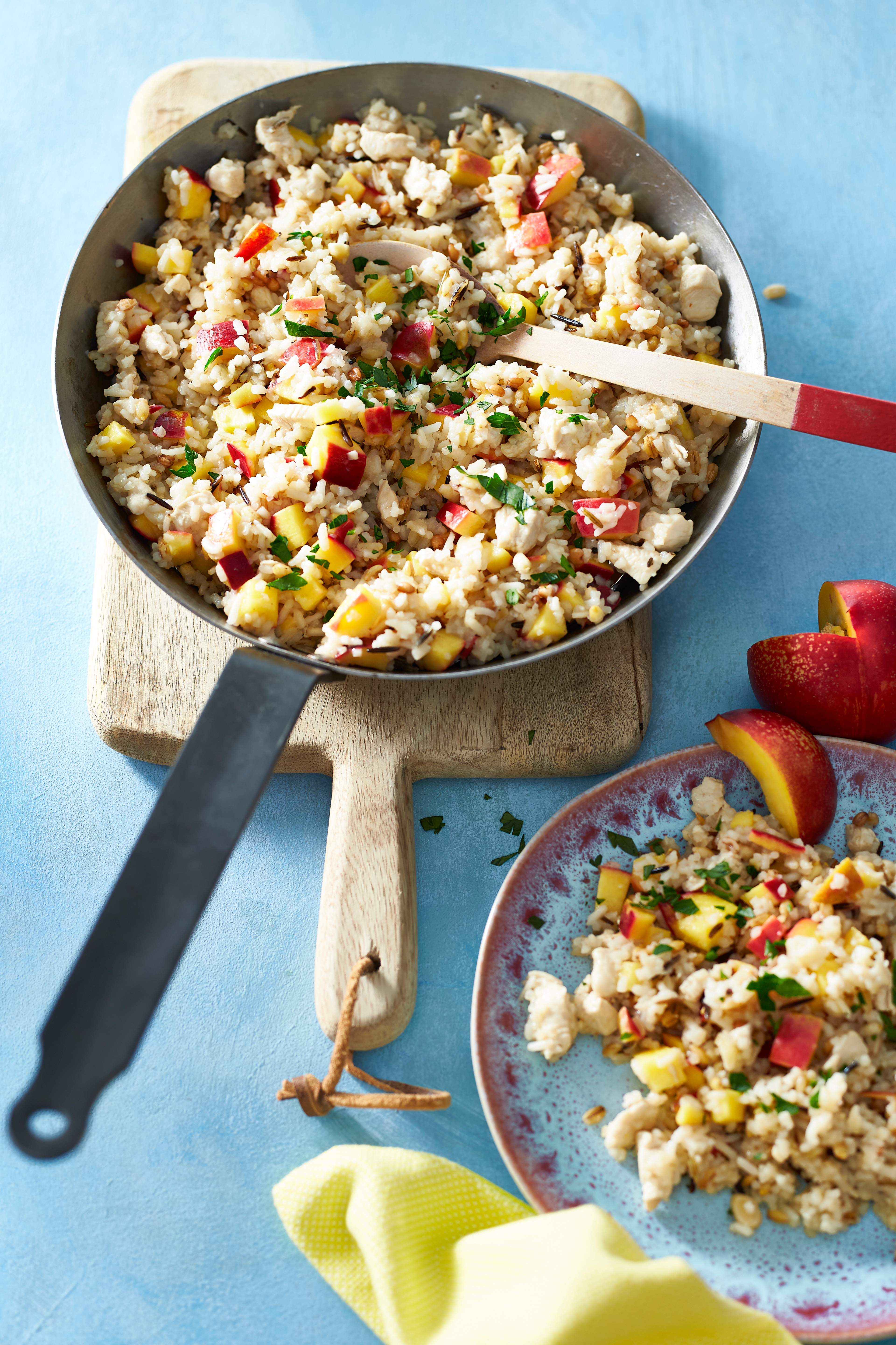 Kip pilav met nectarine en amandel