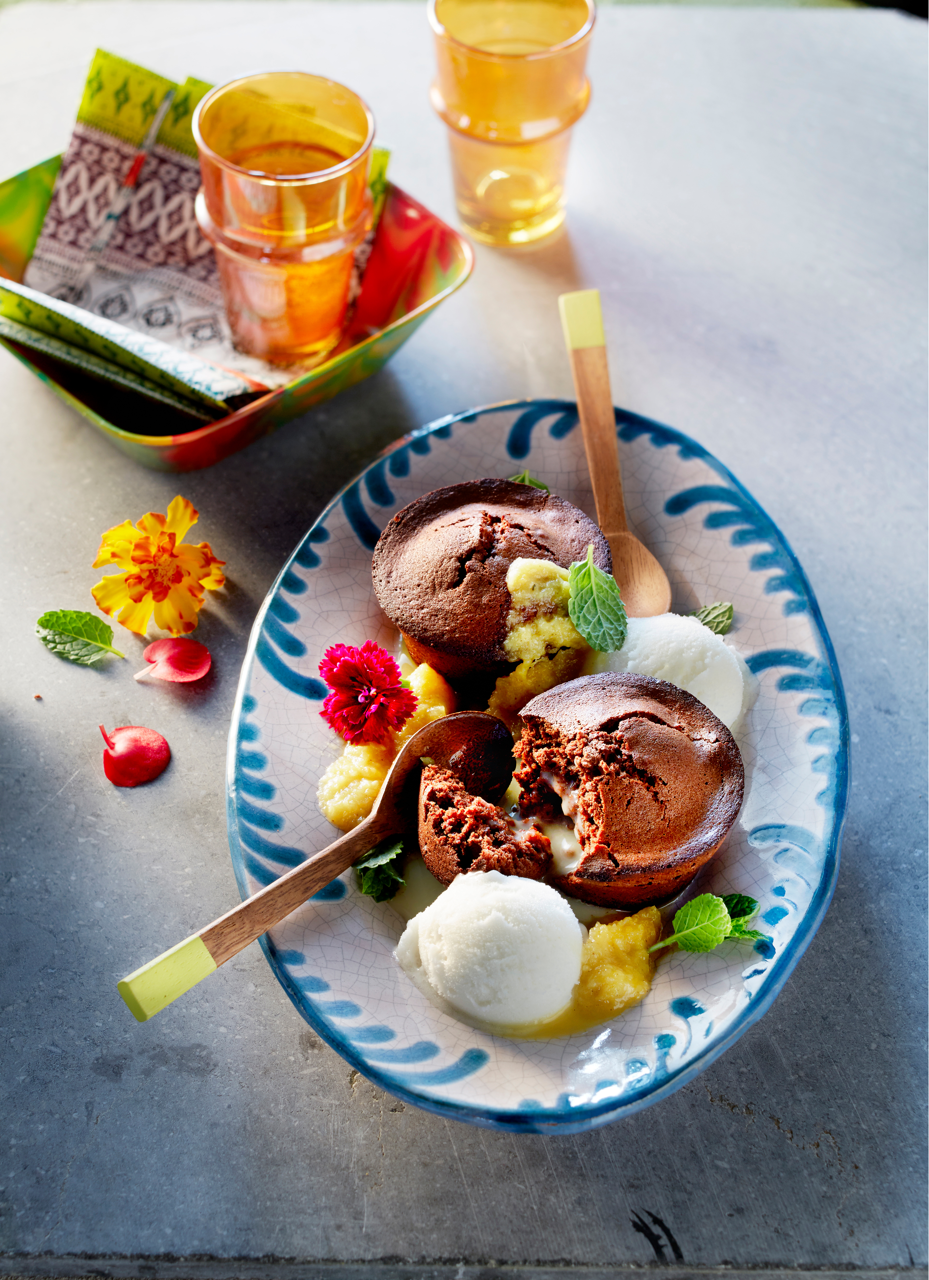 Warm chocoladecakeje met kokos, ananassaus en citroenijs