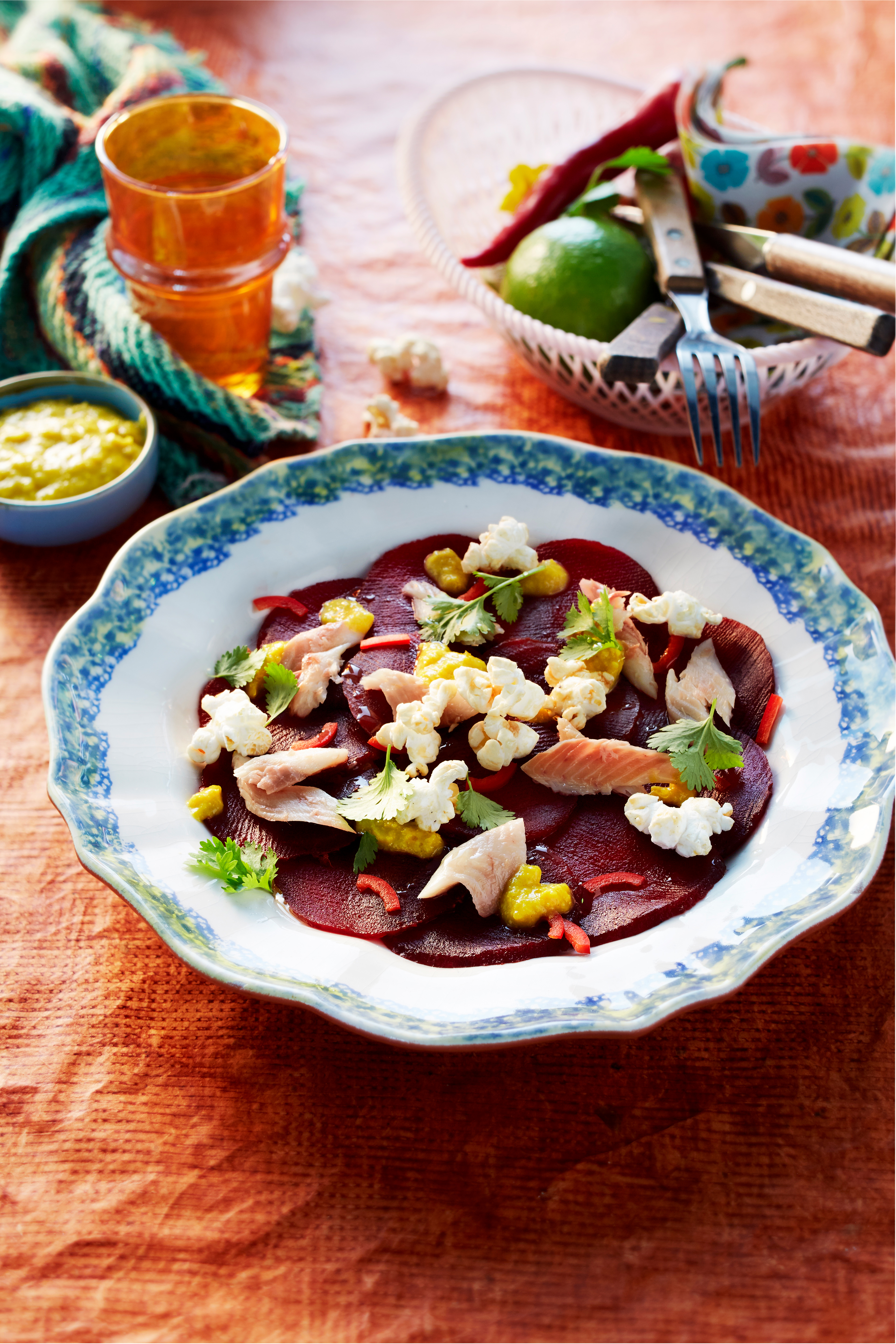 Bietensalade met forel en gepofte mais