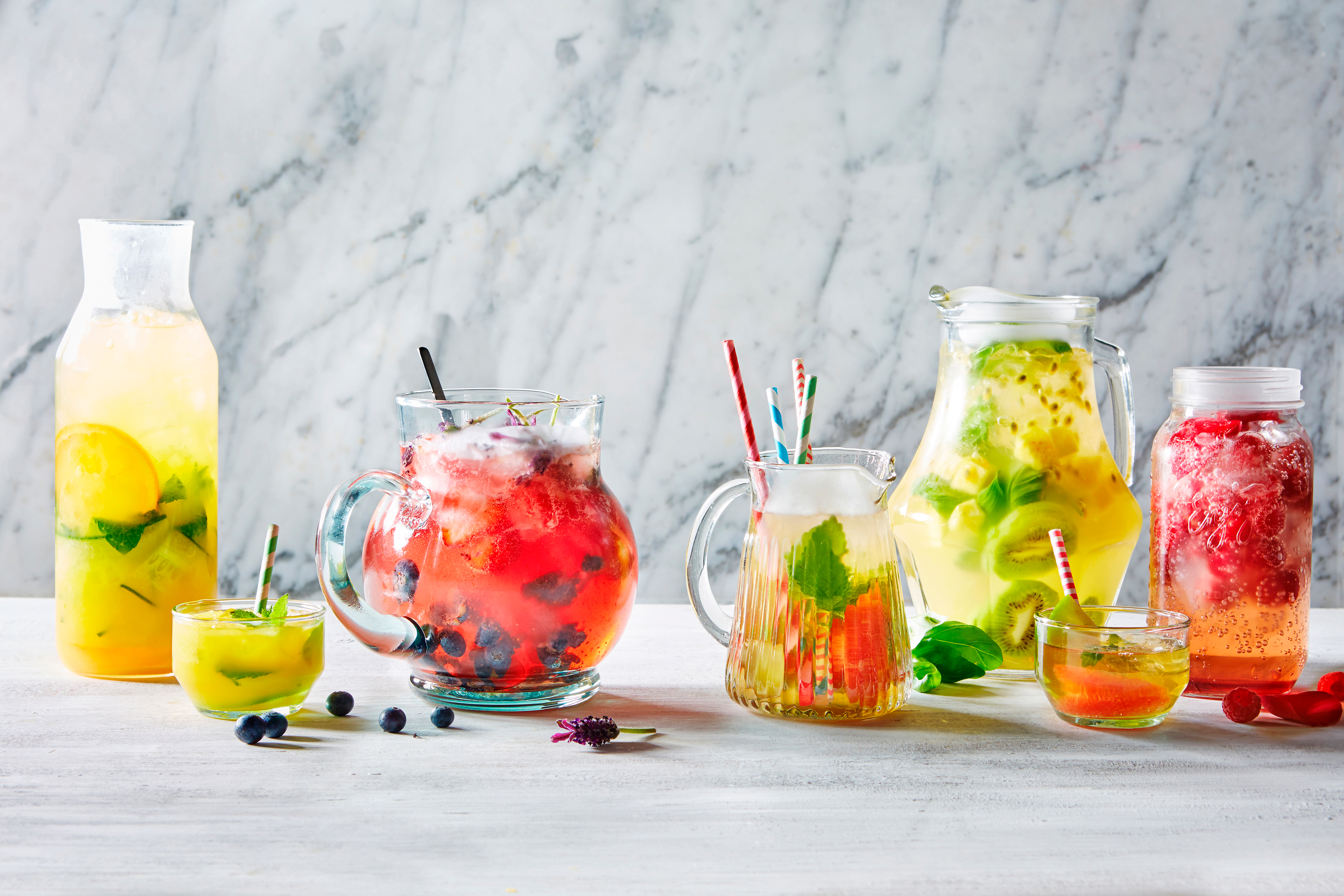 Aardbeienwater met blauwe bessen en lavendel