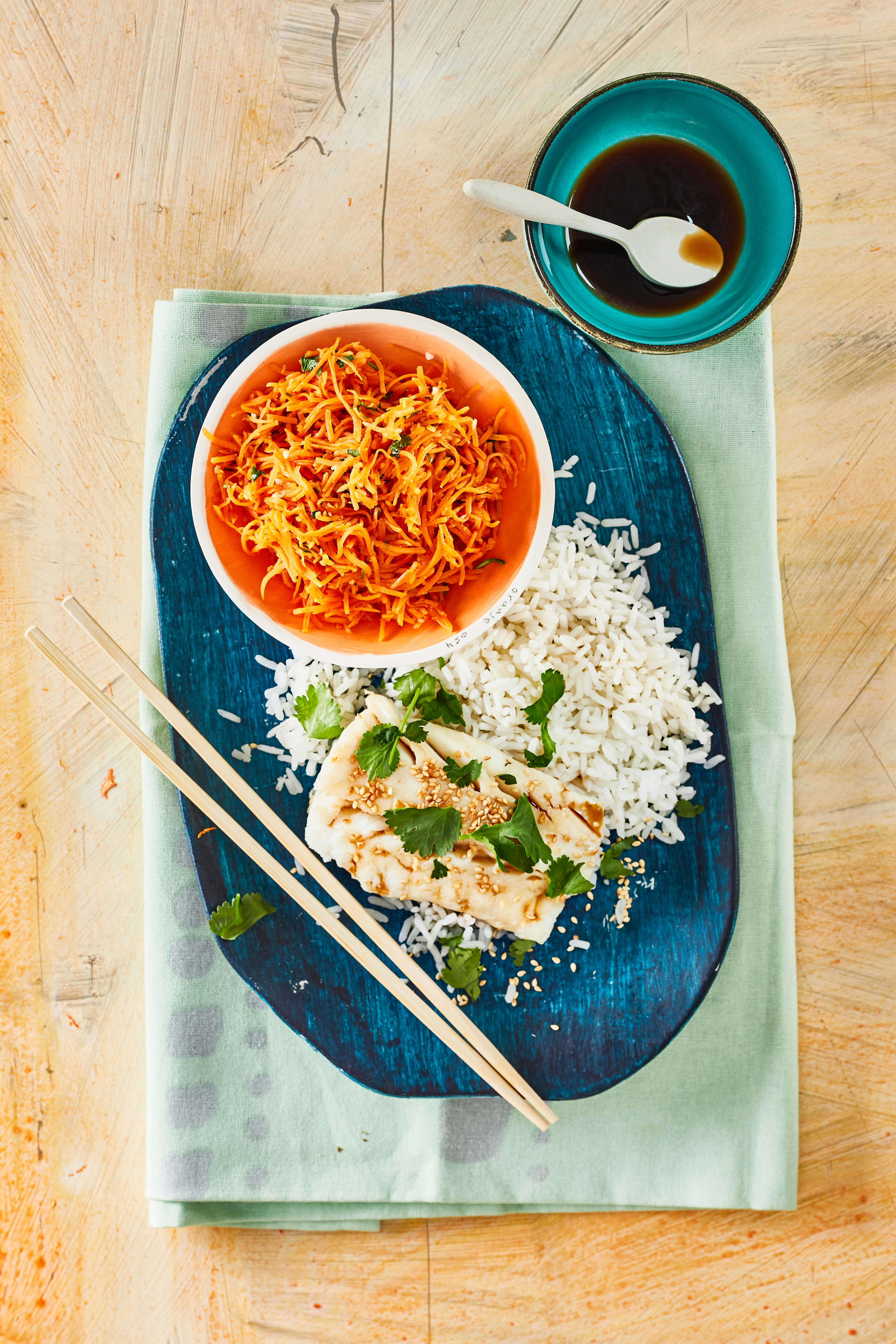 Oosters gestoomde kabeljauw met worteldip