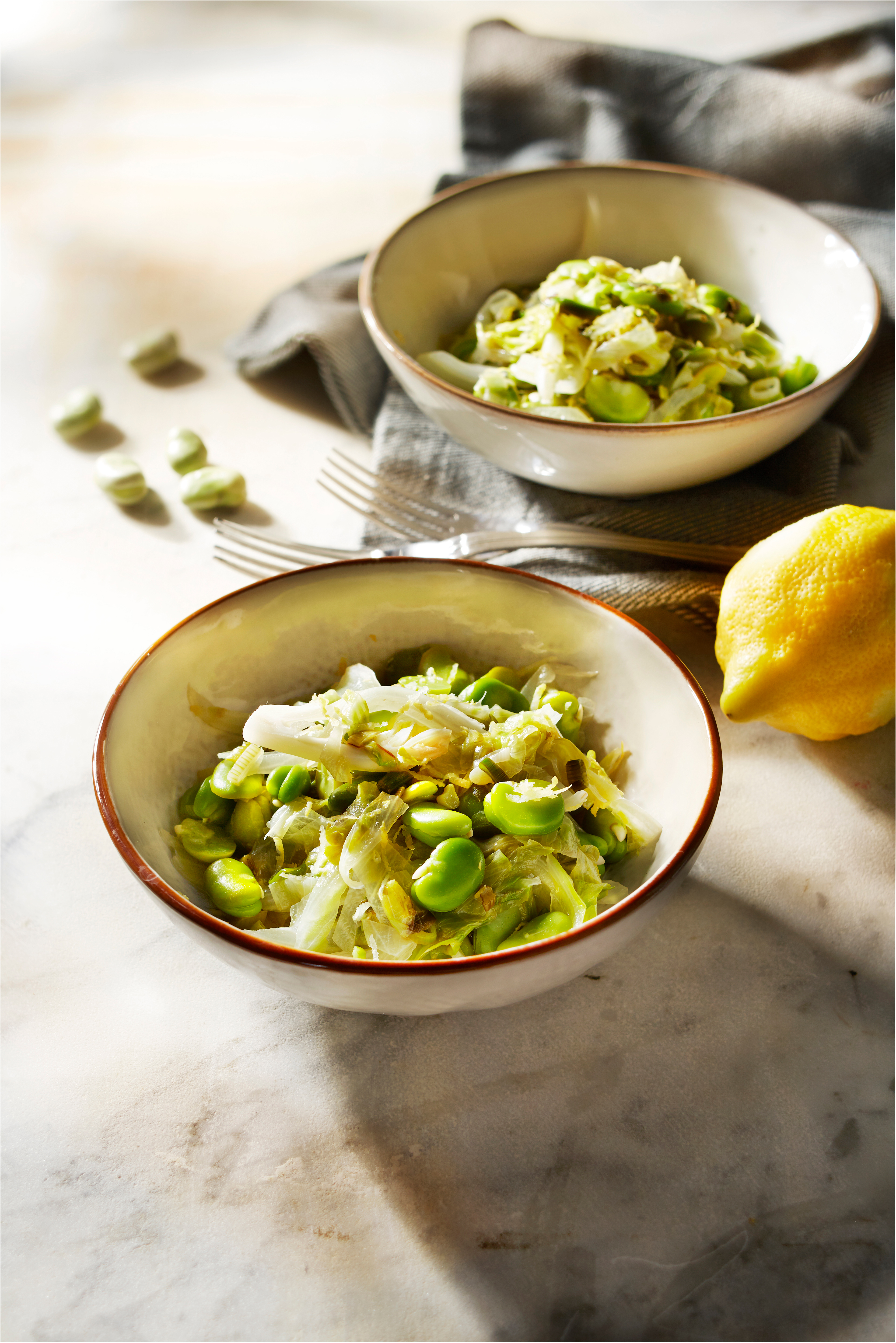 Gesmoorde ijsbergsla met tuinbonen en citroen