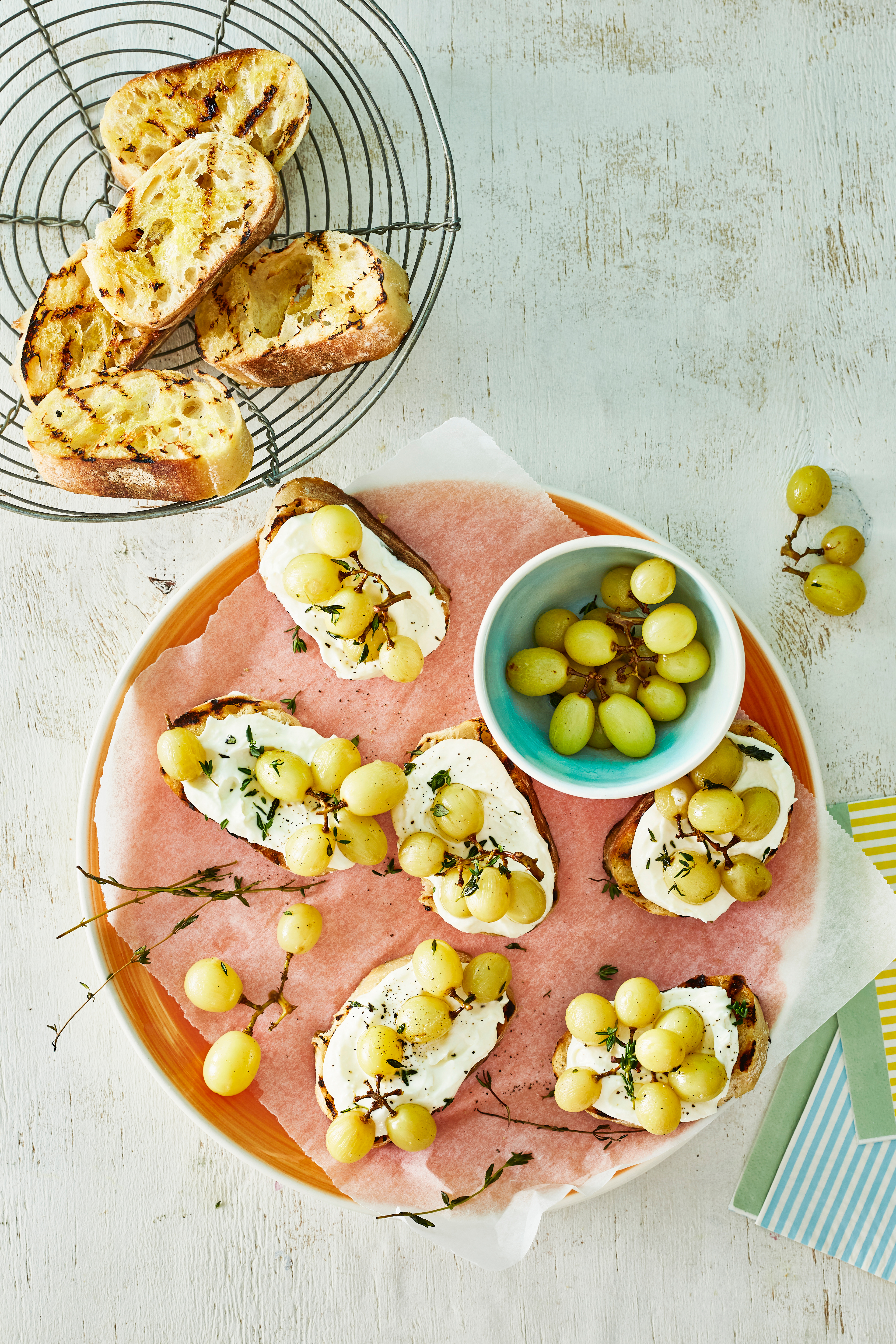 Crostini met fetaspread en geroosterde druiven