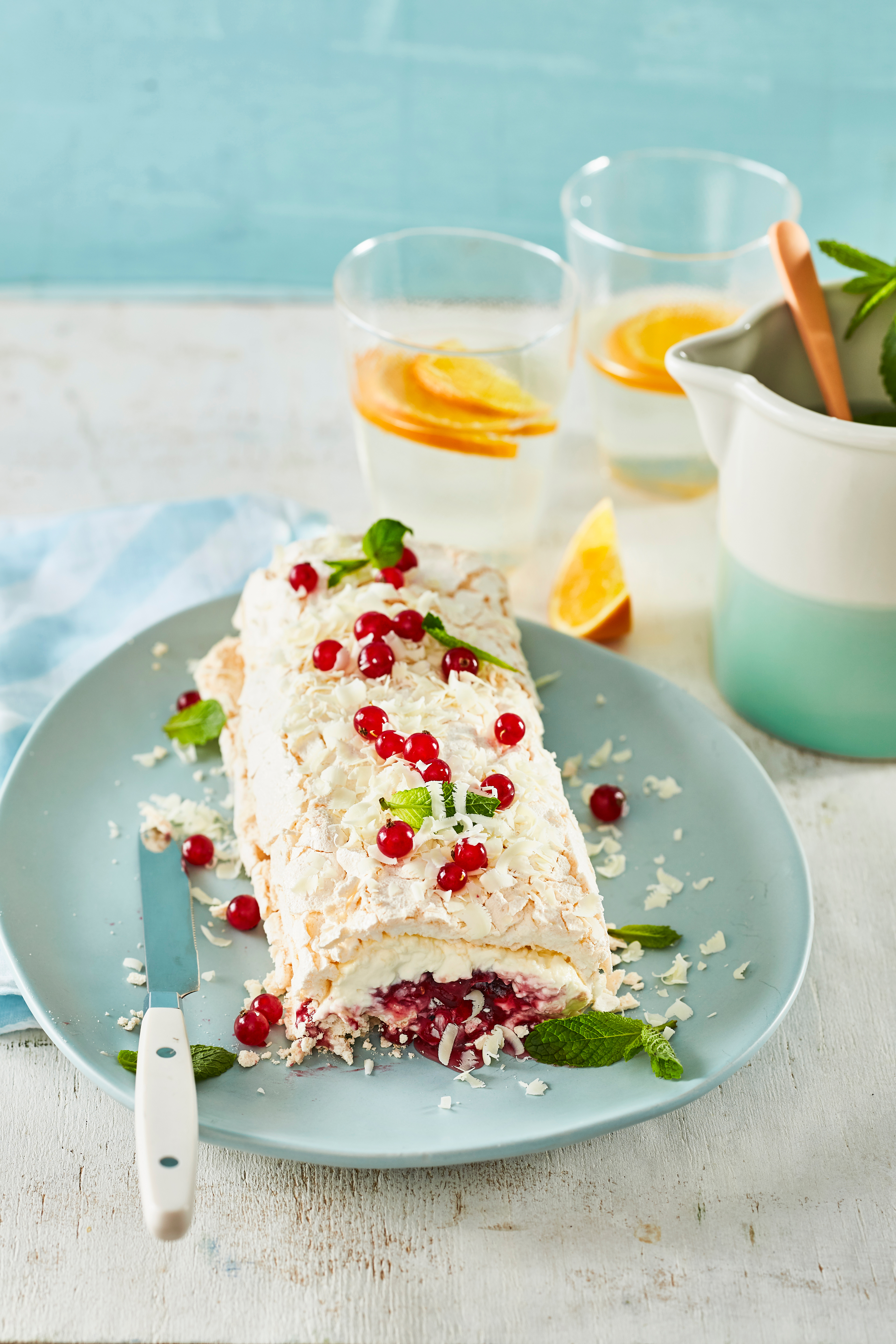 Meringue-rol met rode bessen