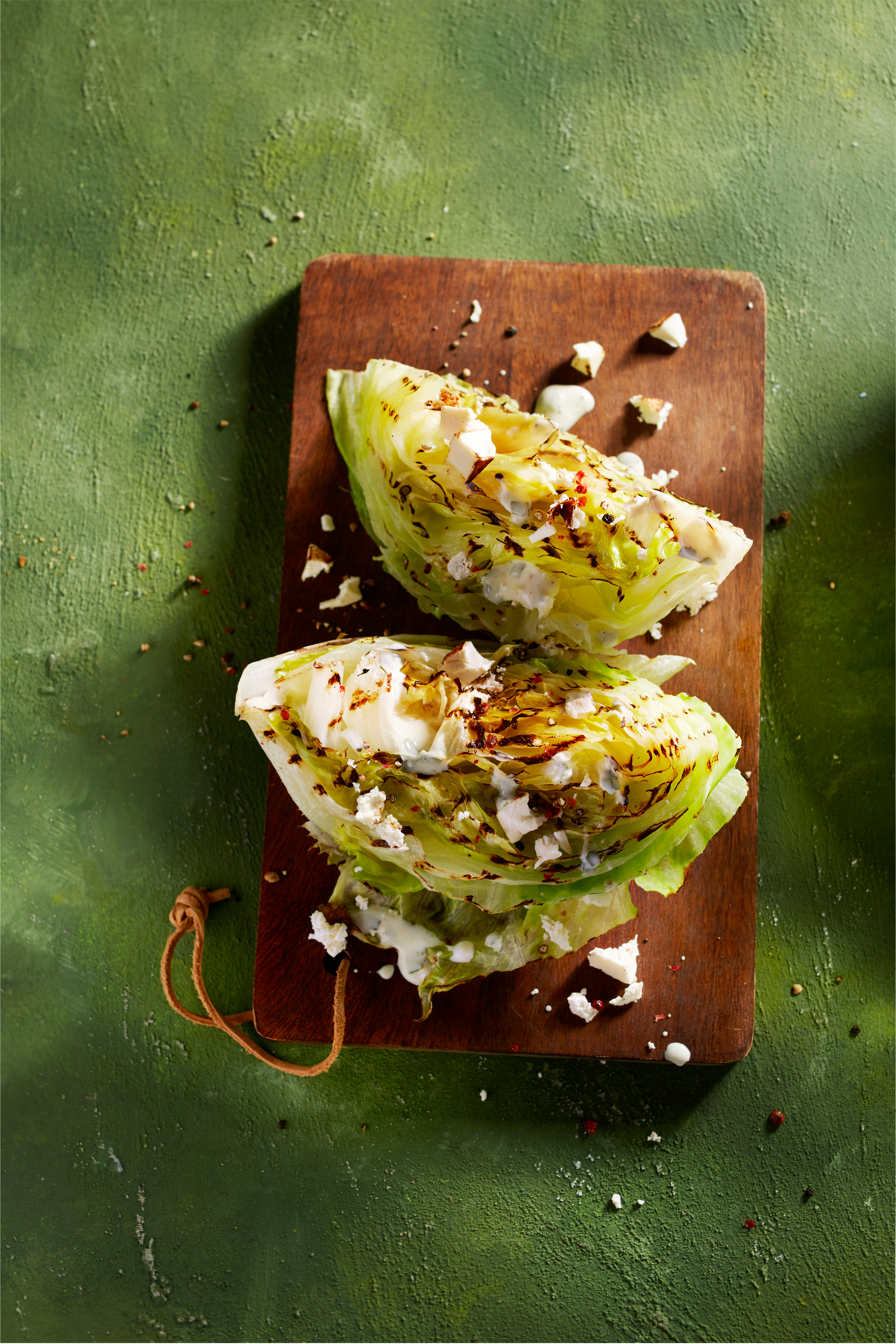 IJsbergsla van de barbecue met feta