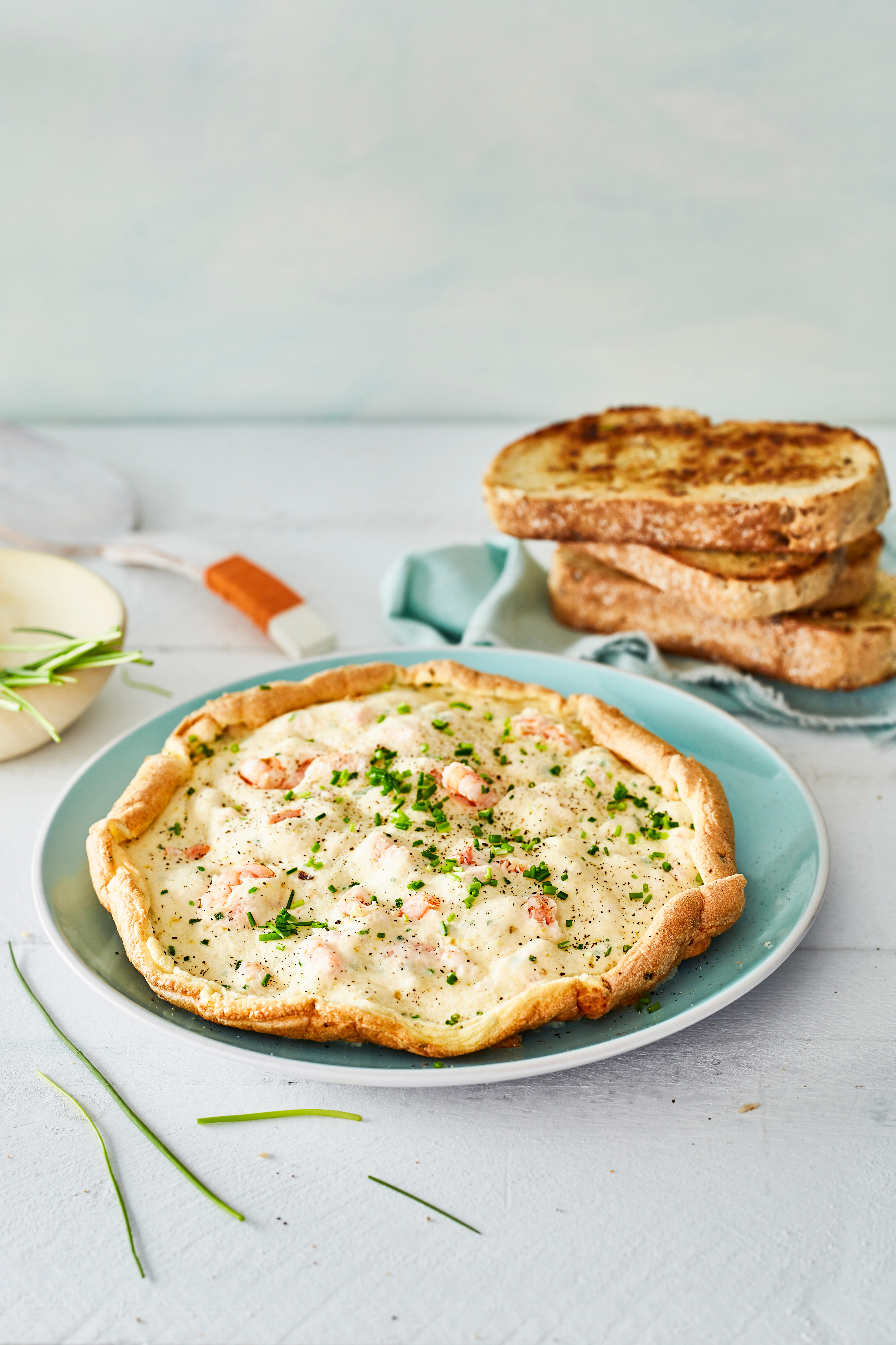 Schuimomelet met garnalen en bieslook