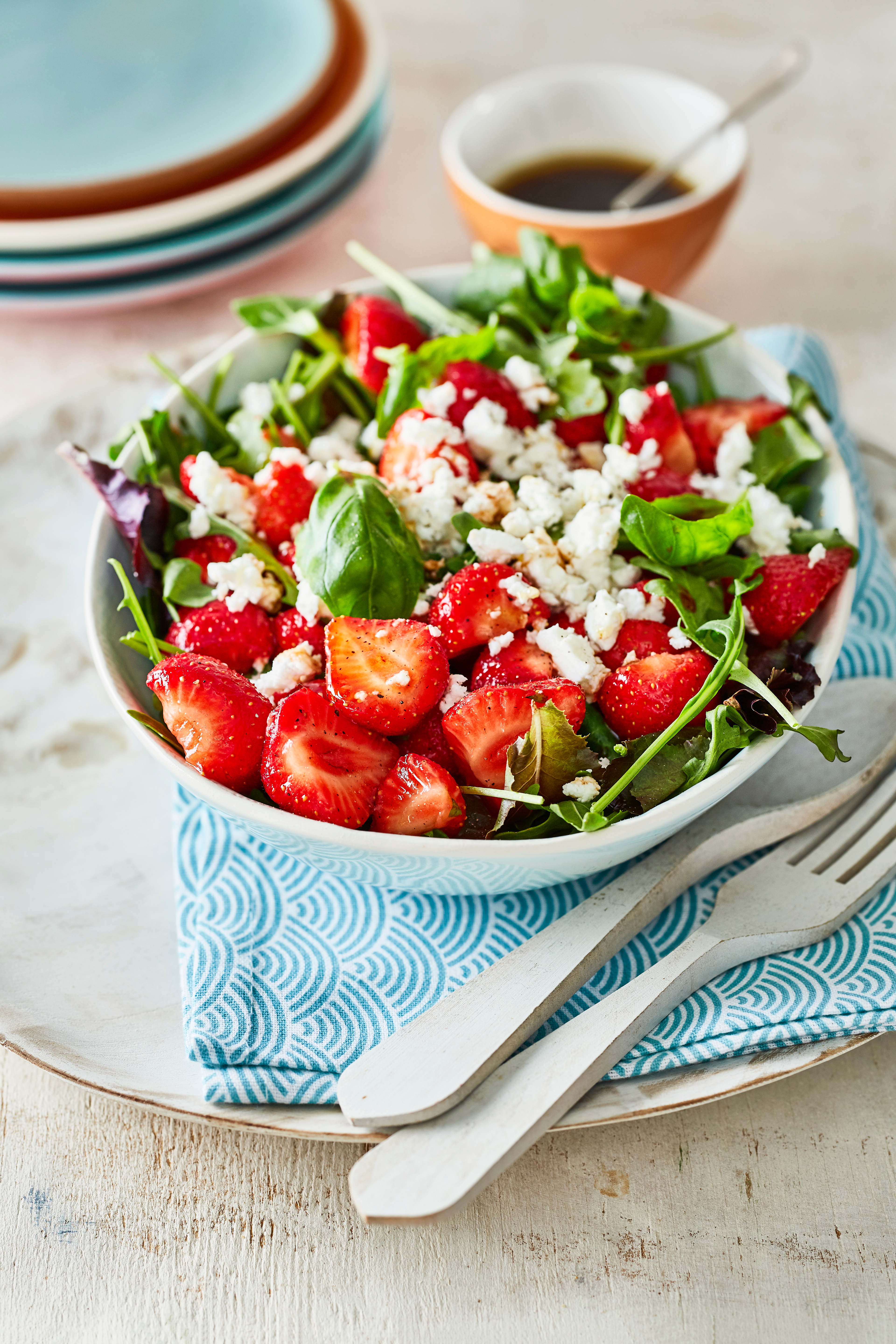 Aardbeiensalade met basilicum en geitenkaas