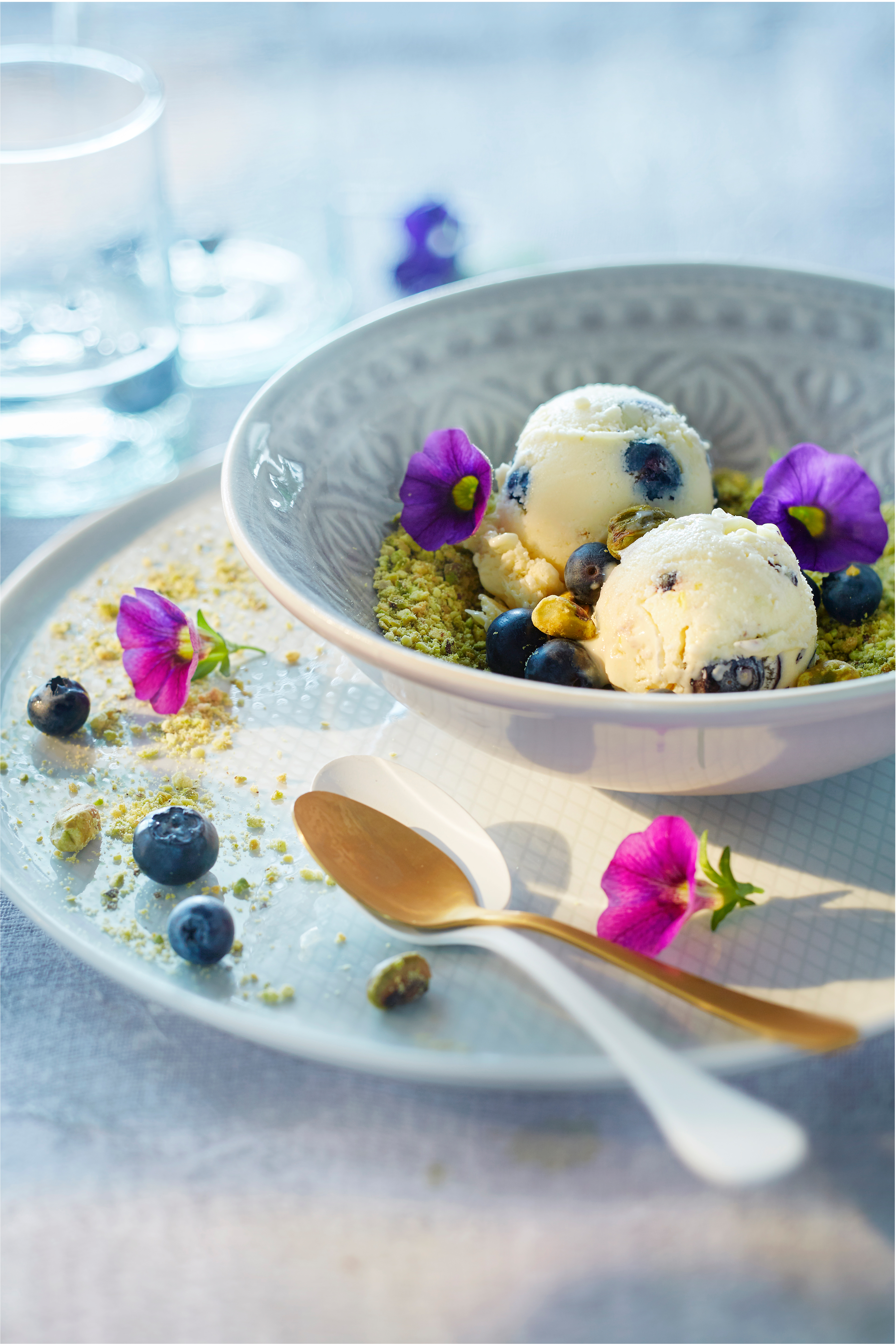 Ricotta-ijs met bessen, witte chocolade en pistache