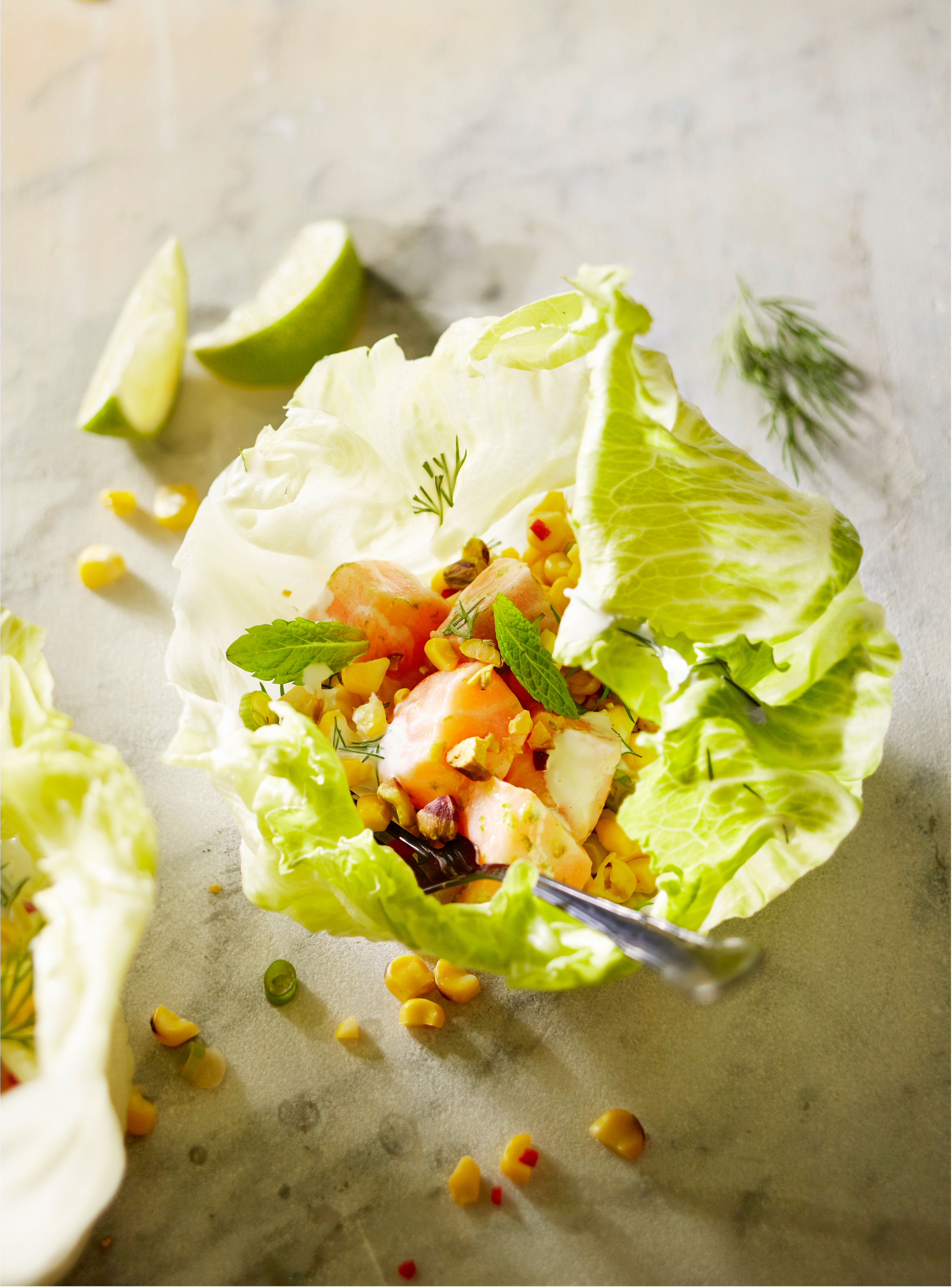 Slakommetje met zalm, maissalsa en dillesaus