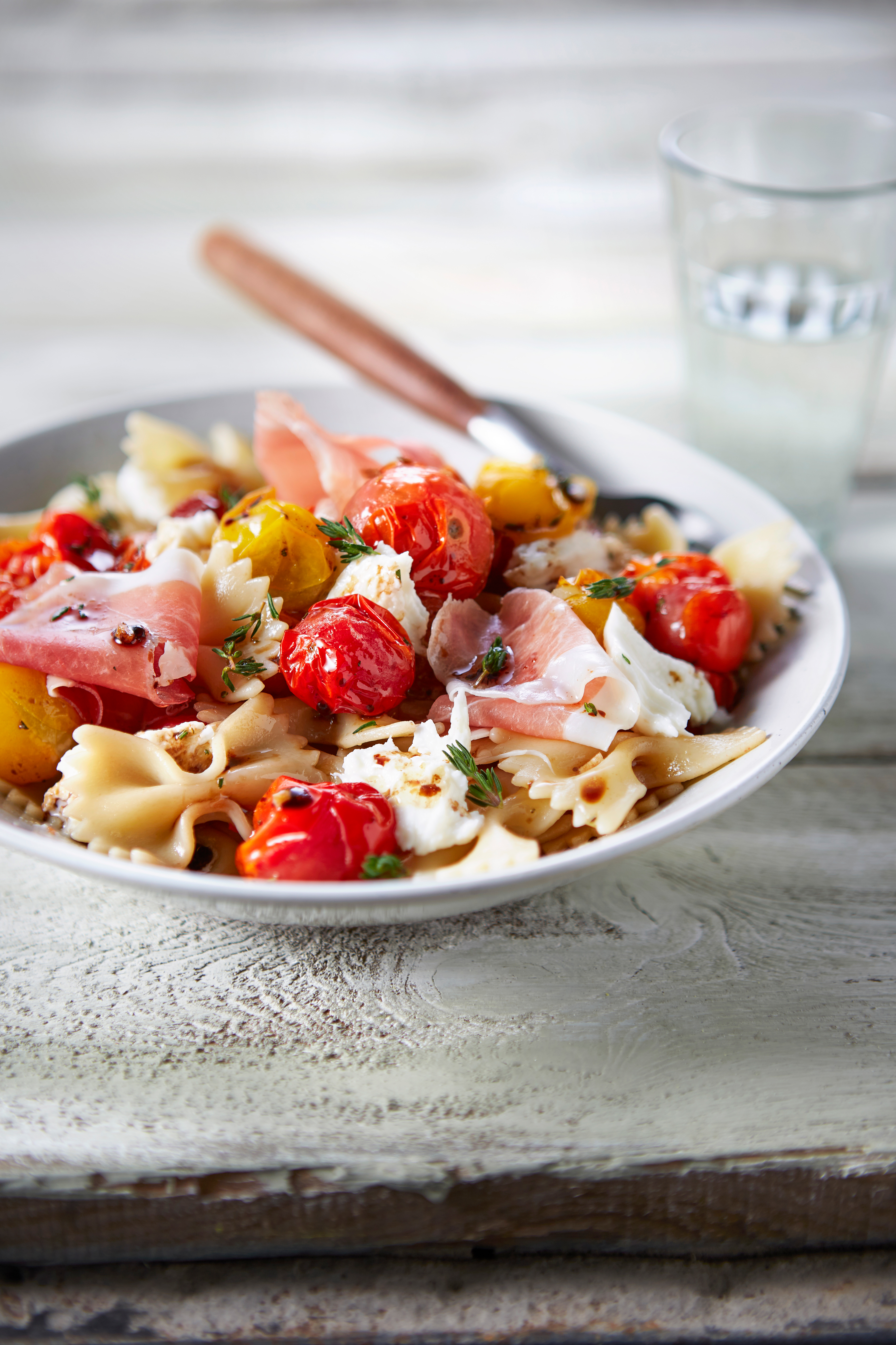 Pastasalade met ham, geroosterde tomaatjes en mozzarella